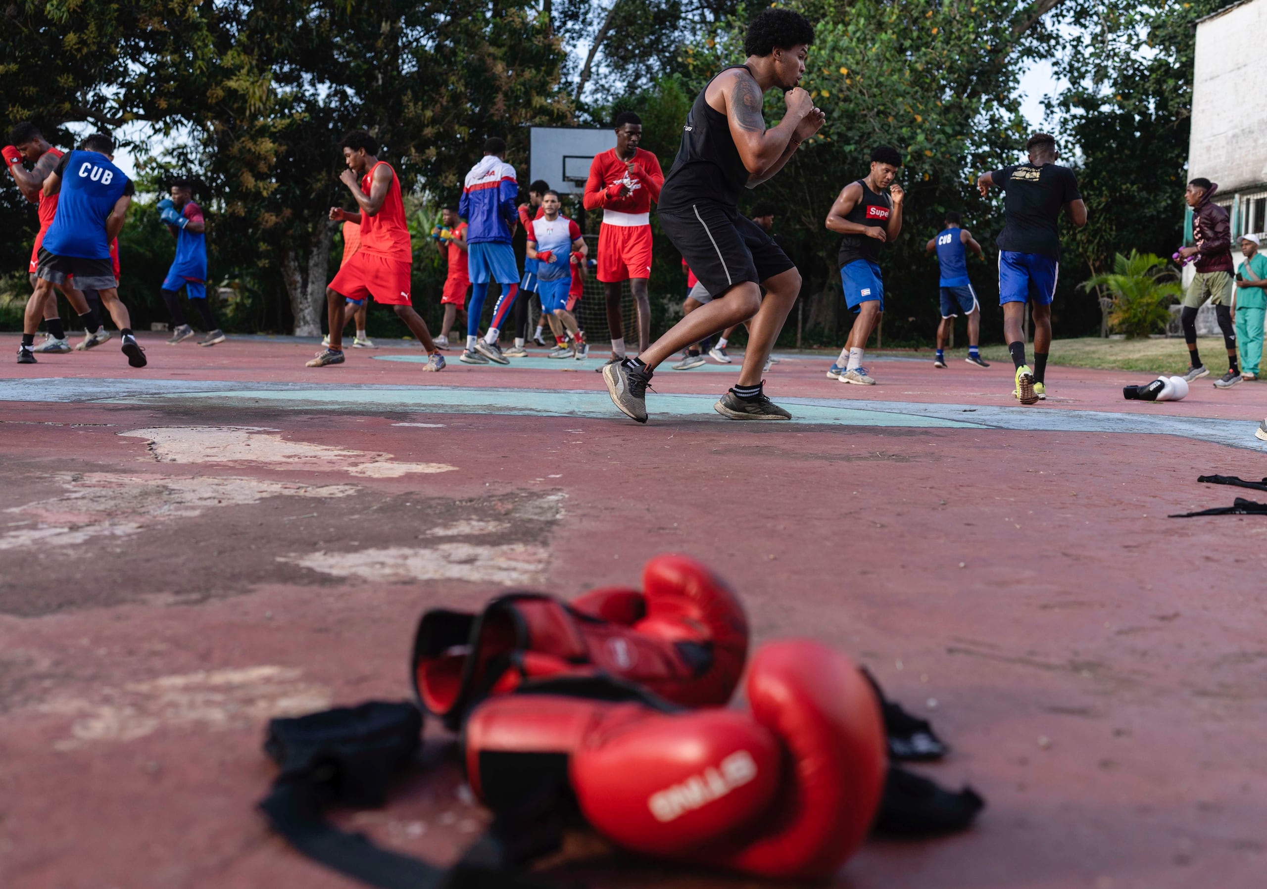 Peleadores de la Escuela Cubana de Boxeo durante un entrenamiento, el viernes 22 de marzo de 2024, en Wajay, Cuba. (AP Foto/Ramón Espinosa)