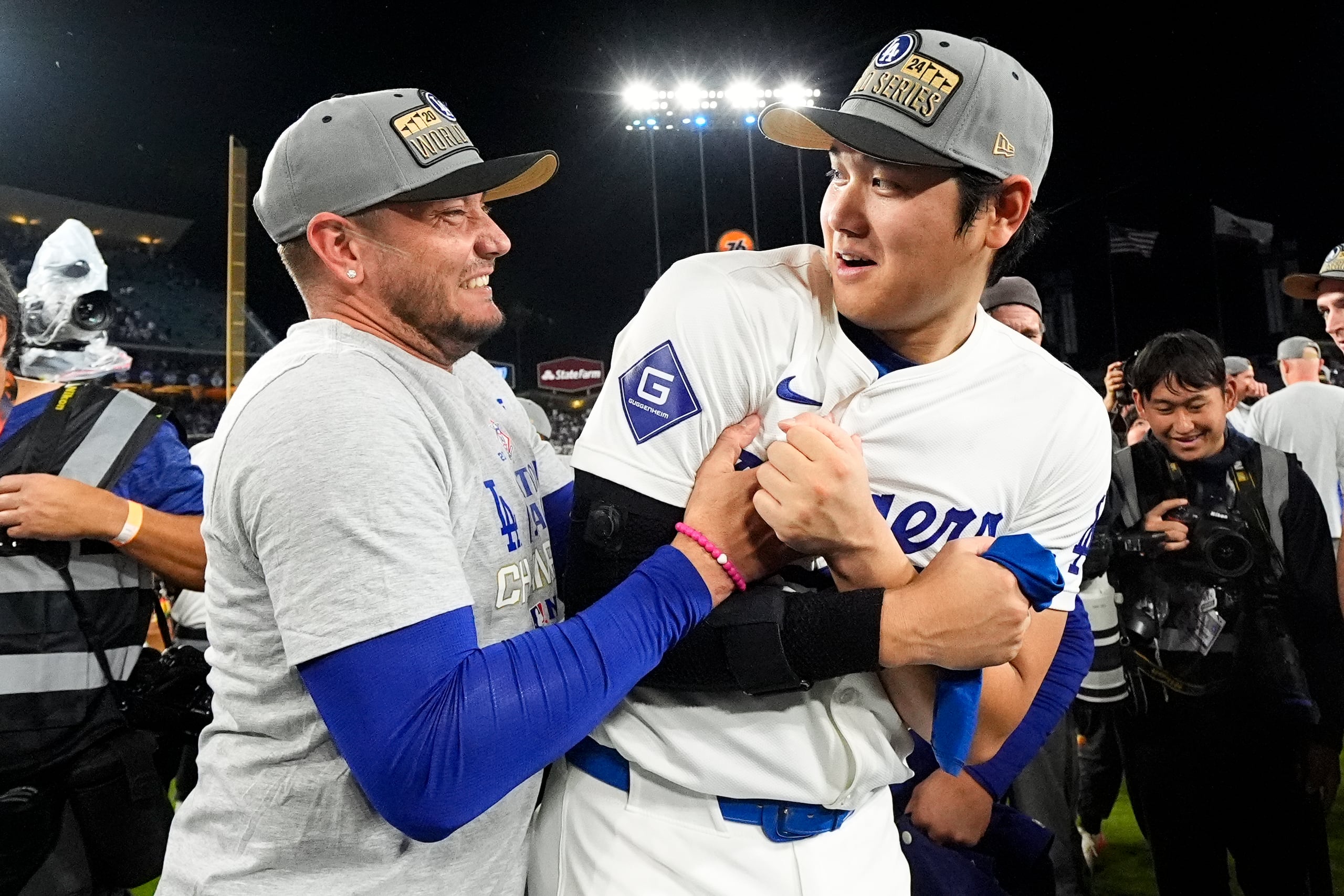 Shohei Ohtani celebra tras el pase a la Serie Mundial.