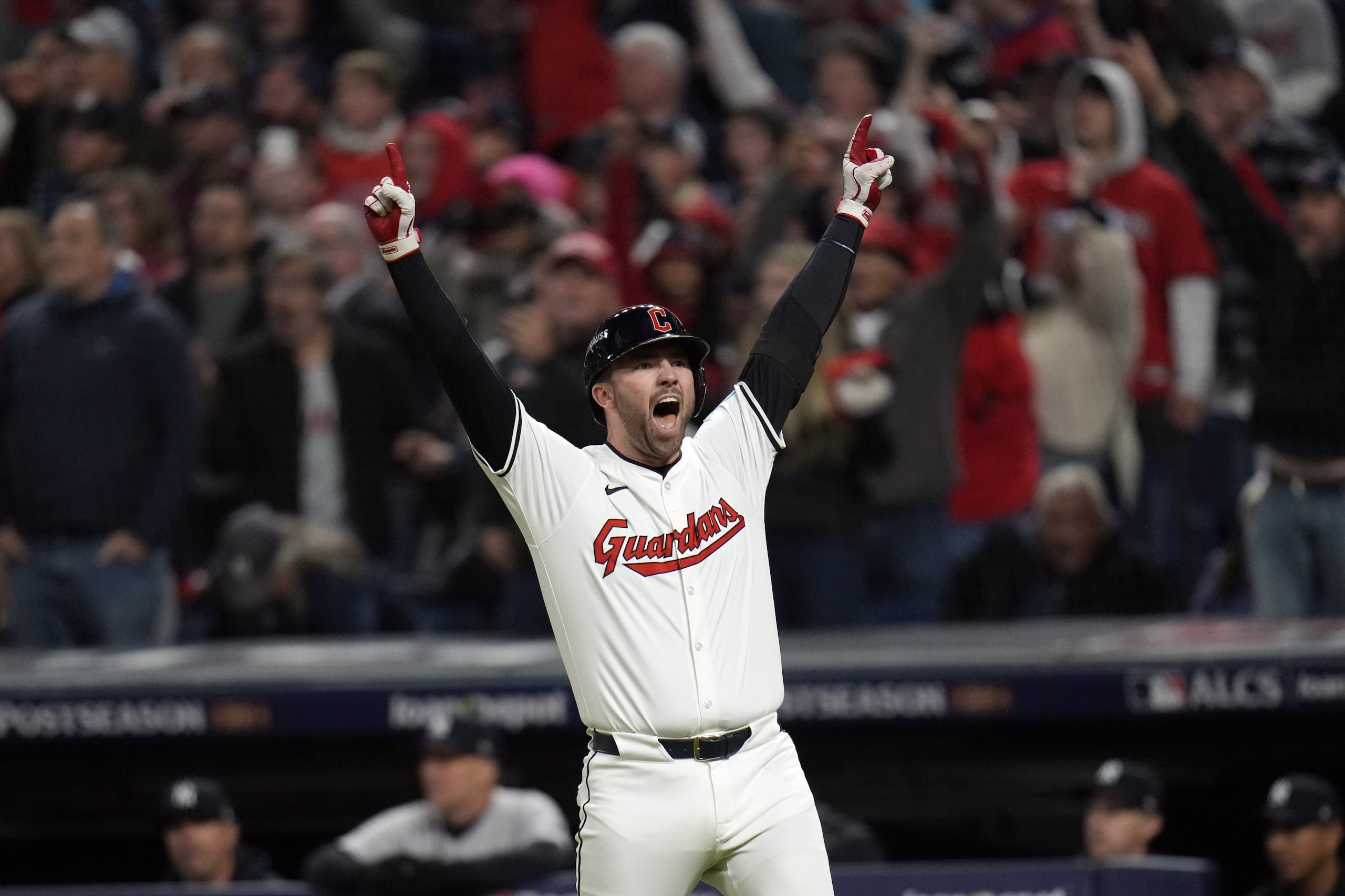 David Fry celebra su cuadrangular ganador en la décima entrada contra los Yankees.
