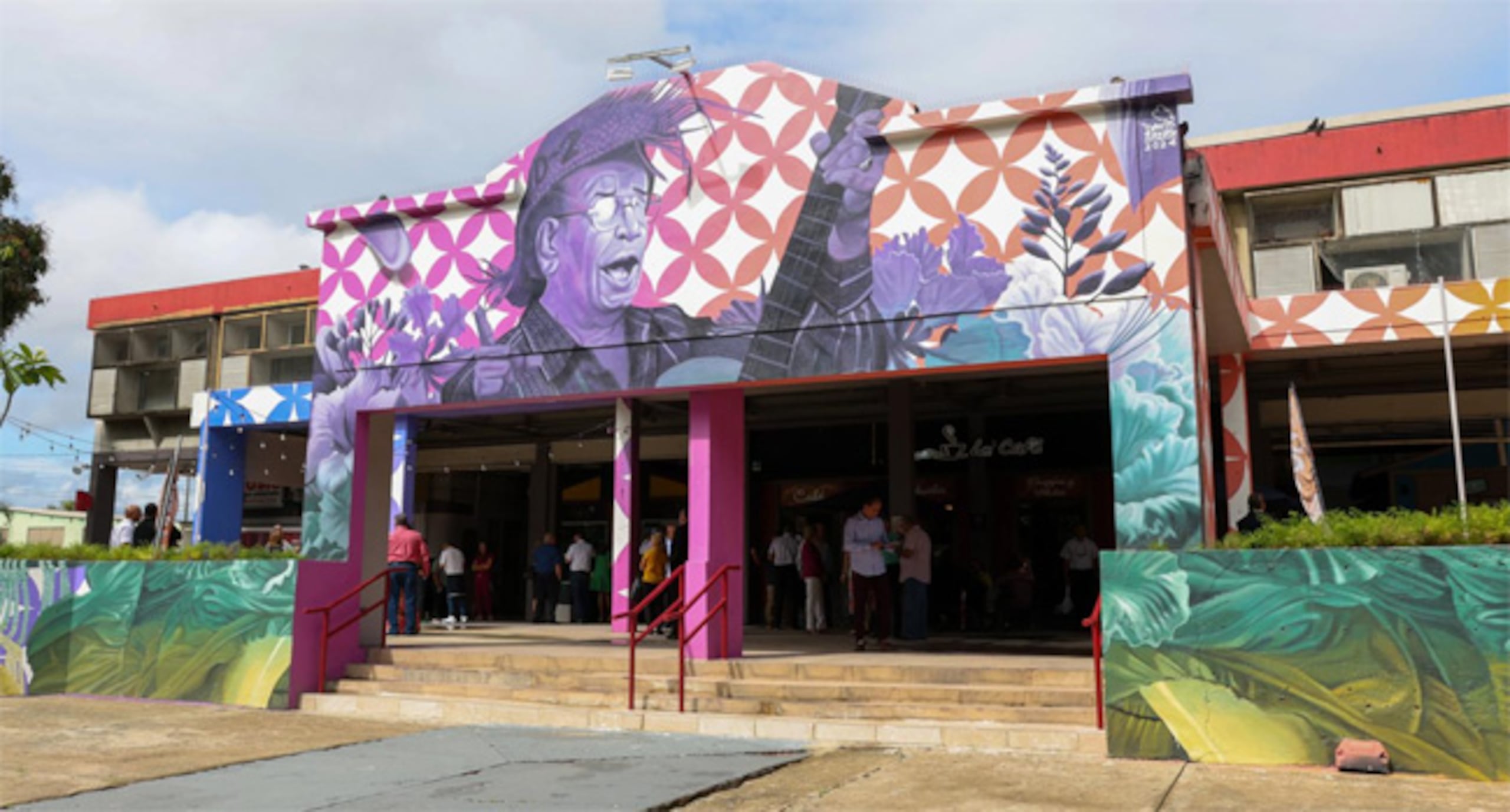 El mural está ubicadoen la céntrica avenida Rafael Cordero.
