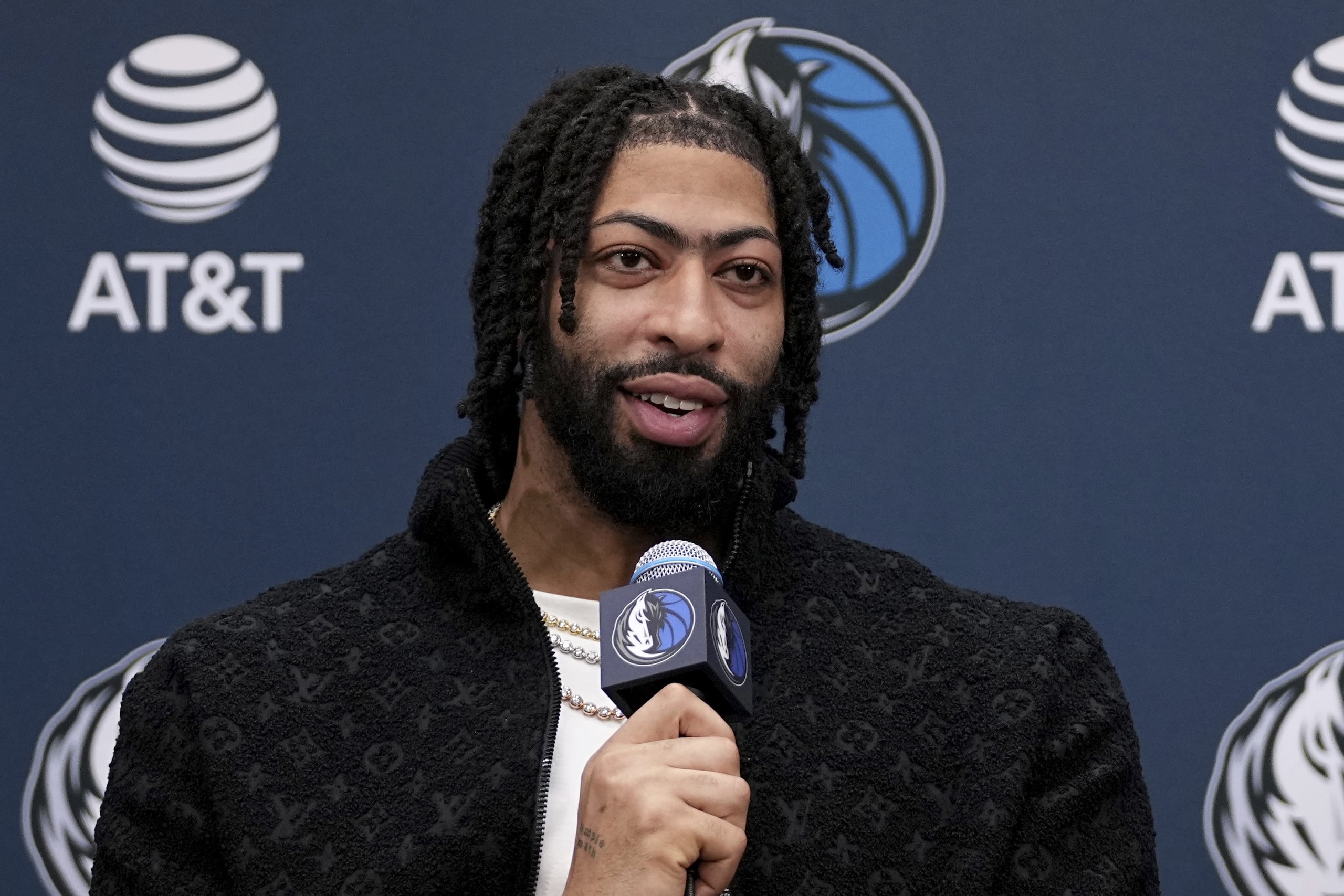 Anthony Davis, jugador recientemente adquirido de los Dallas Mavericks, responde a una pregunta durante una conferencia de prensa en las instalaciones de práctica del equipo de baloncesto de la NBA en Dallas, el viernes 7 de febrero de 2025.