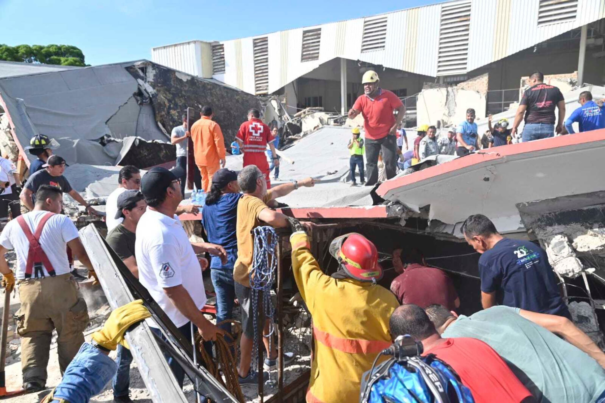 Rescatistas buscan a sobrevivientes entre los escombros de una iglesia cuyo techo se vino abajo durante una misa, el domingo 1 de octubre de 2023, en Ciudad Madero, México. (Alejandro de Ángel/El Sol de Tampico vía AP)