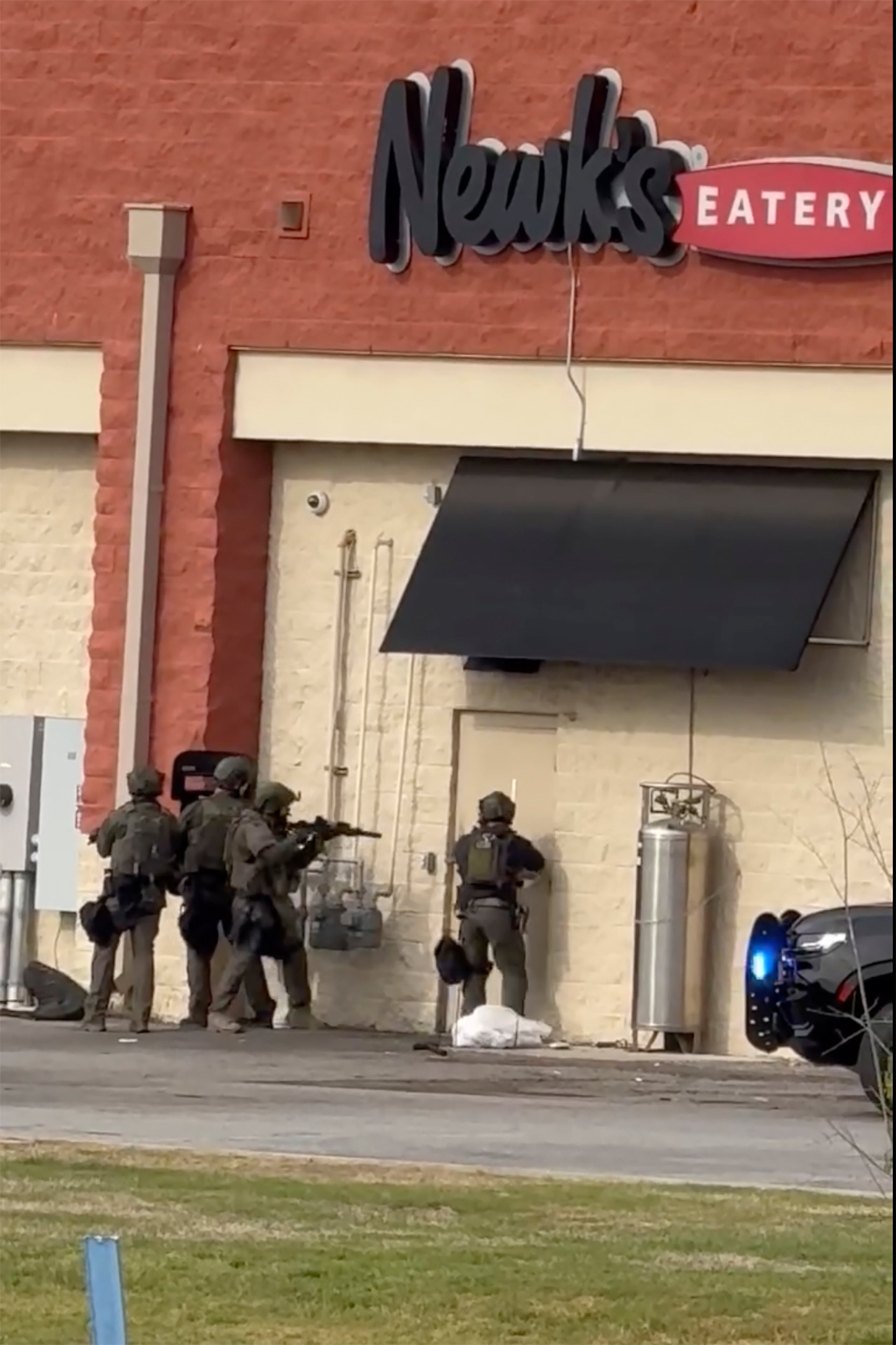 La Policía respondiendo al incidente en el Lewis Crossing Shopping Center, en Conway, Arkansas. Foto cedida por Tamekah Michelle.