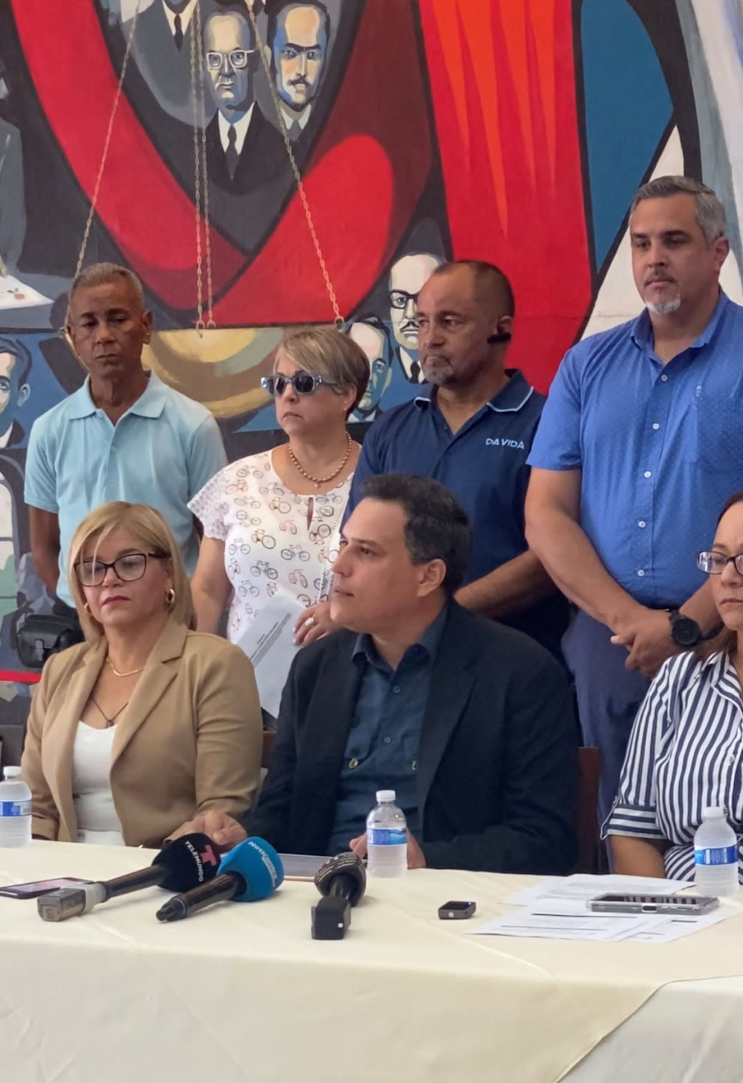 Al centro, Amircal Gerena Román, portavoz de los empleados de la Rama Judicial.