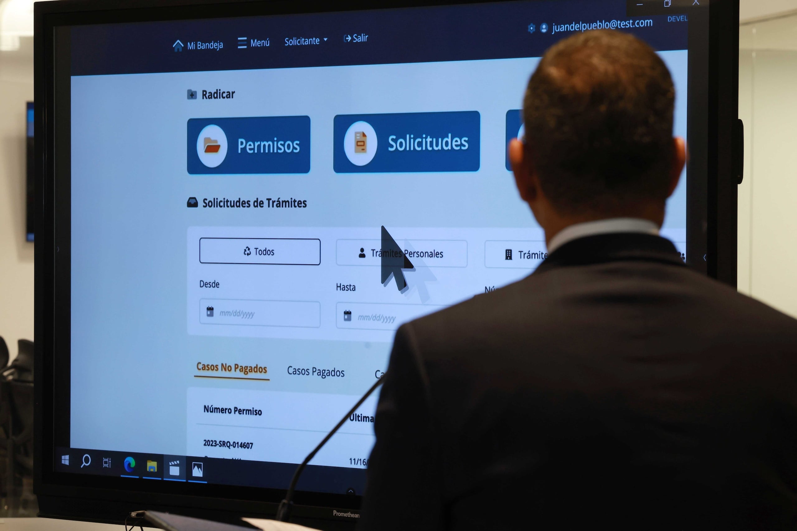 El gobernador Pedro Pierluisi observa el tutorial para acceder al portal de solicitud de permisos, durante la conferencia de prensa en la que se anunció el lanzamiento de la renovada plataforma para esos fines.