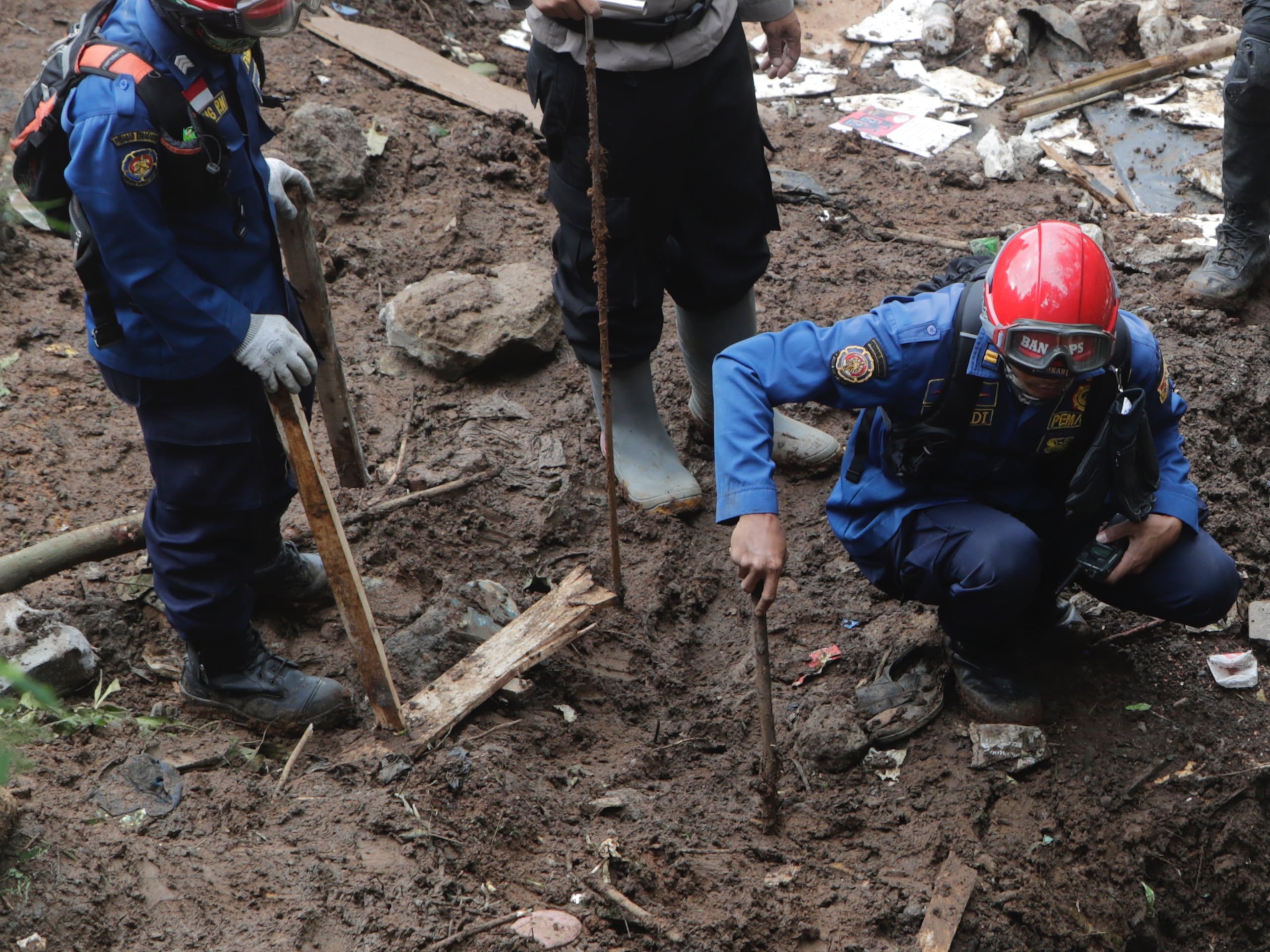 La detonación fue tan fuerte que destruyó el horno y dañó parte de los muros laterales del edificio, dijo Nugroho, y unos 46 trabajadores —14 de ellos de nacionalidad china— resultaron heridos, y algunos estaban graves.