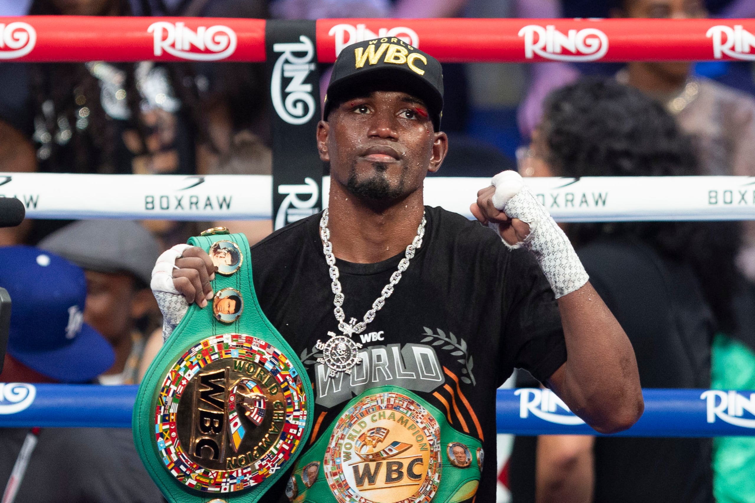 Subriel Matías la noche que ganó su correa del Consejo Mundial de Boxeo.