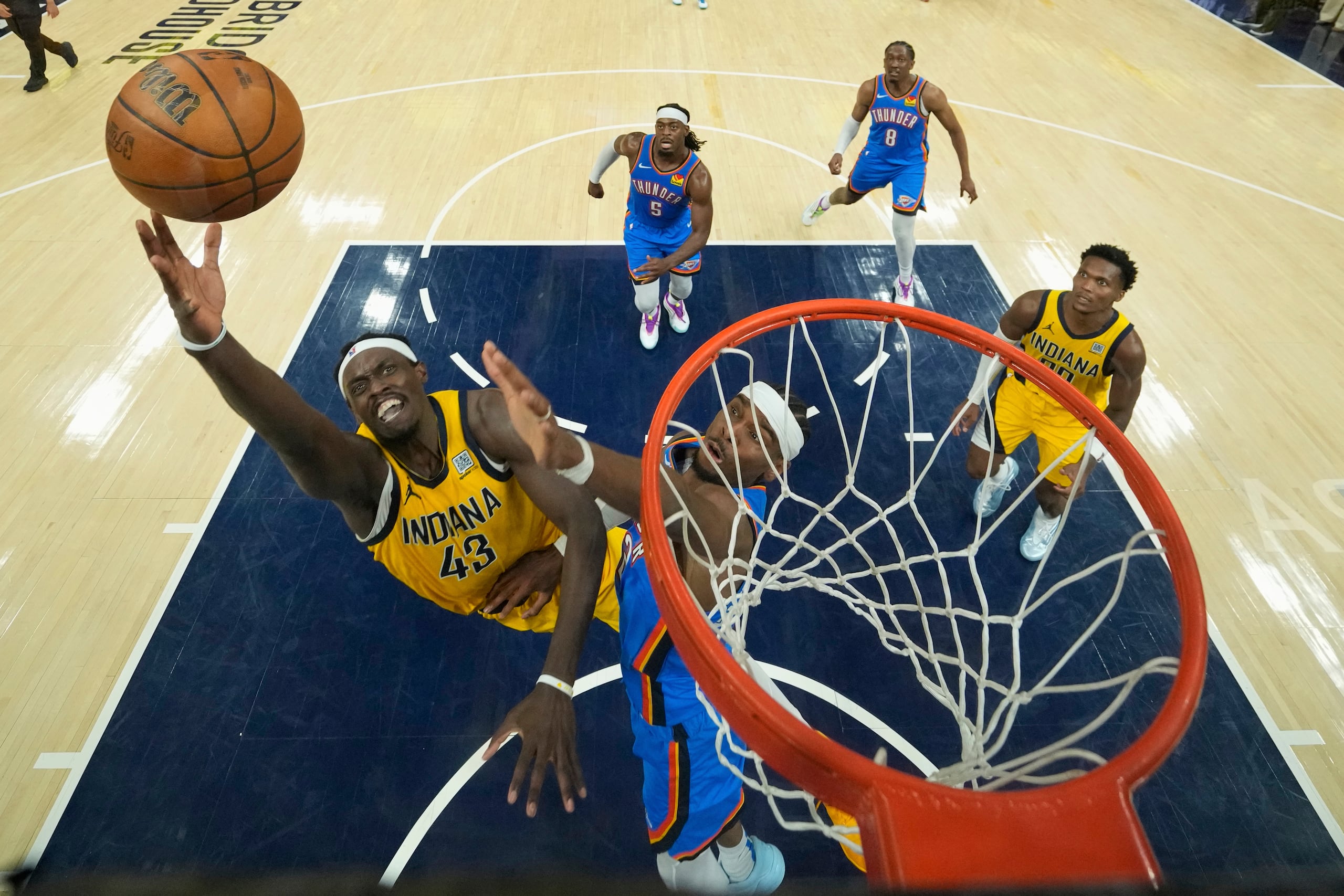 Pascal Siakam, alero de los Pacers de Indiana, dispara frente a Luguentz Dort, del Thunder de Oklahoma City, en el tercer partido de las Finales de la NBA, el miéercoles 11 de junio de 2025 (AP Foto/Abbie Parr)