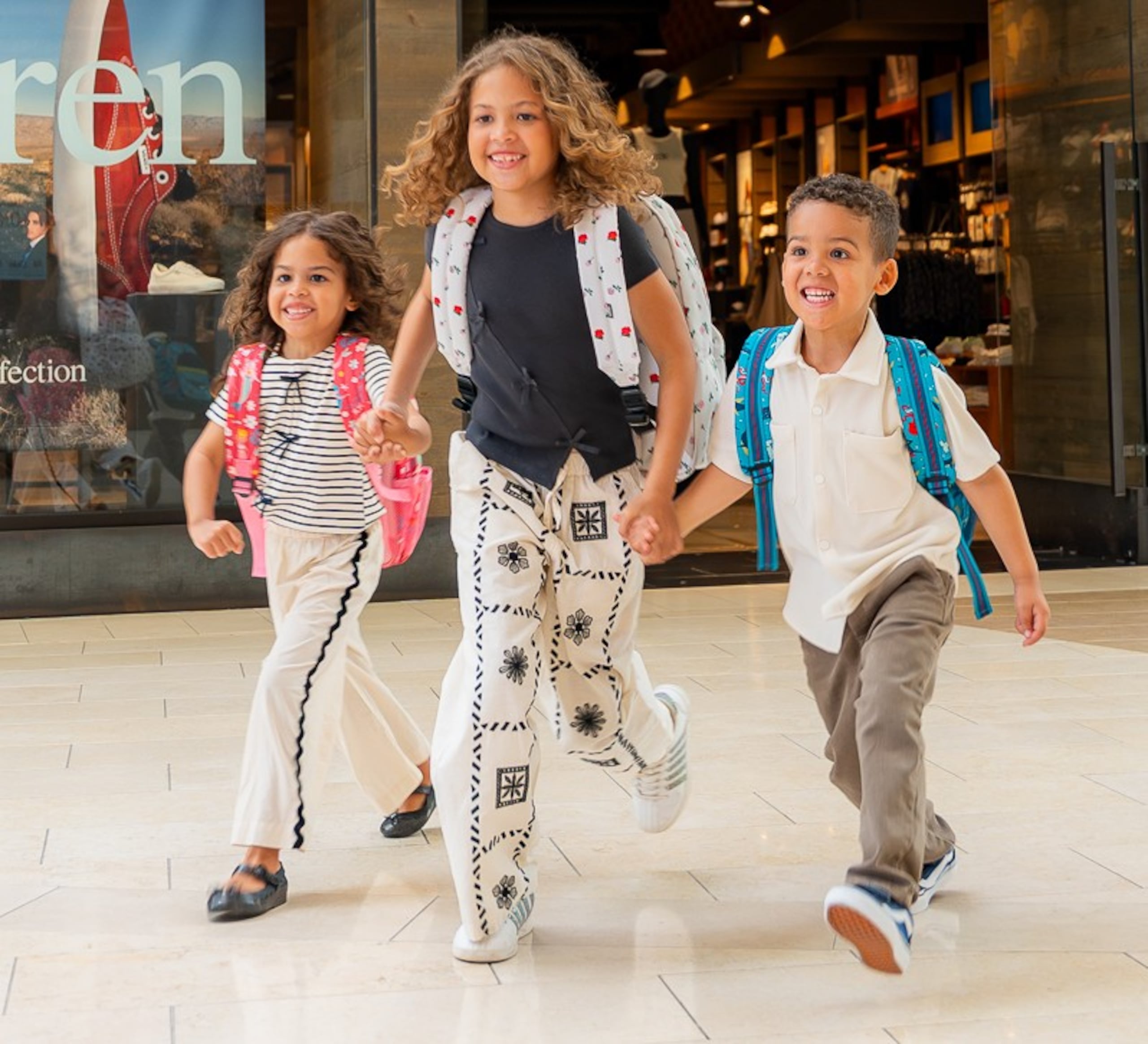 El talento viste de Zara, en el primer nivel. El calzado, de izquierda a derecha, es de Zara, Finish Line y Vans; los bultos, de ambos extremos, son de Atypical Living y, el del centro, de Vans.