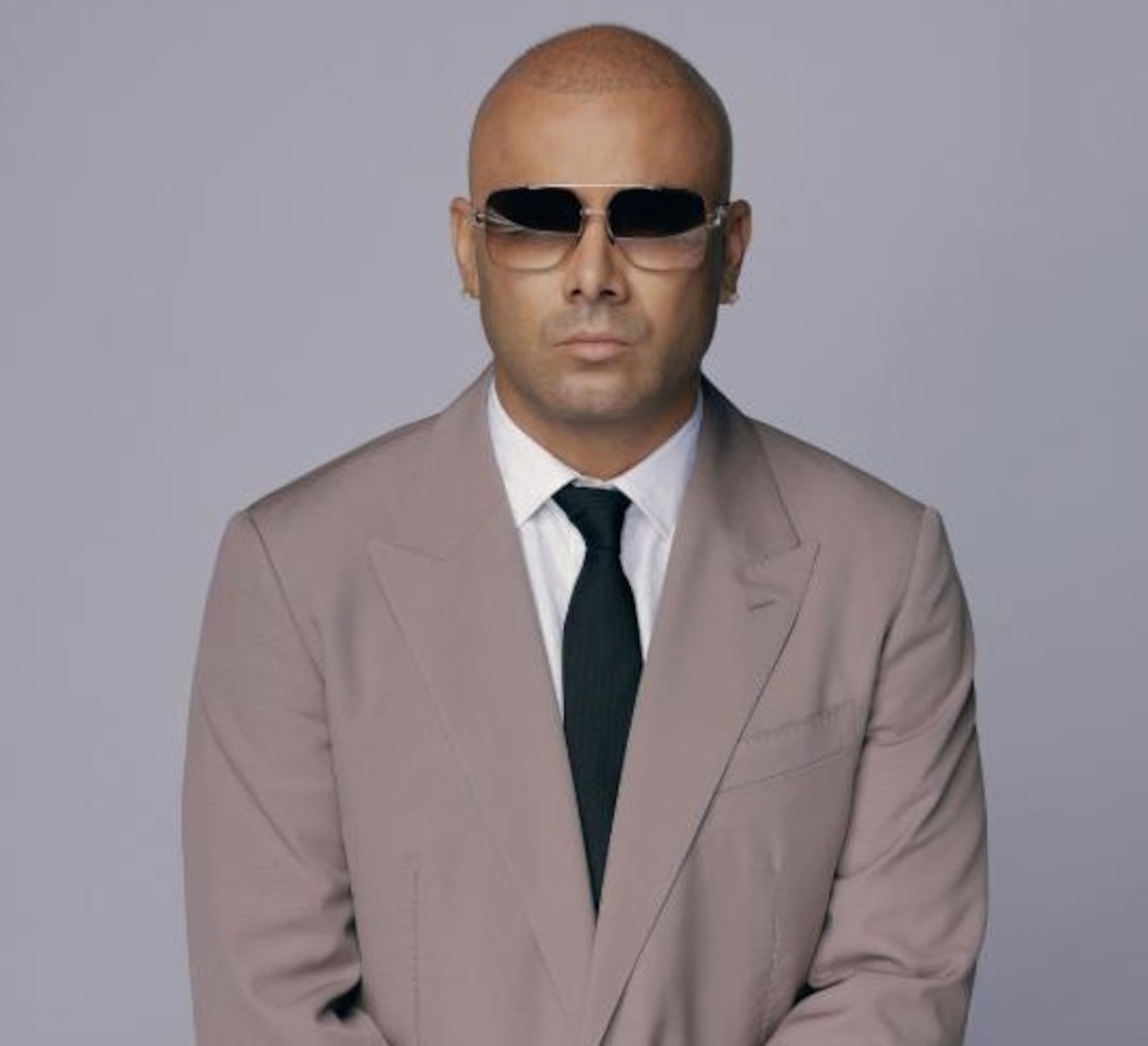 Desde sus orígenes en el dúo Wisin & Yandel en los noventa, el cantante se ha mantenido como un importante referente de la música urbana.