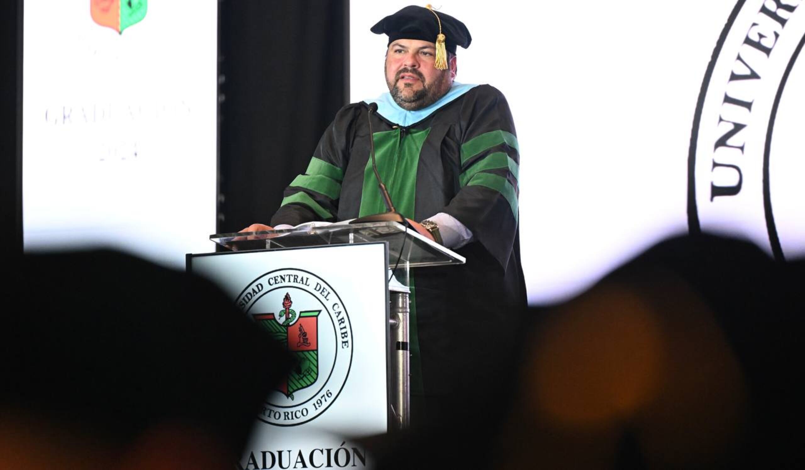El doctor Carlos Mellado agradeciendo a los profesores y estudiantes de la Universidad Central del Caribe por su homenaje.