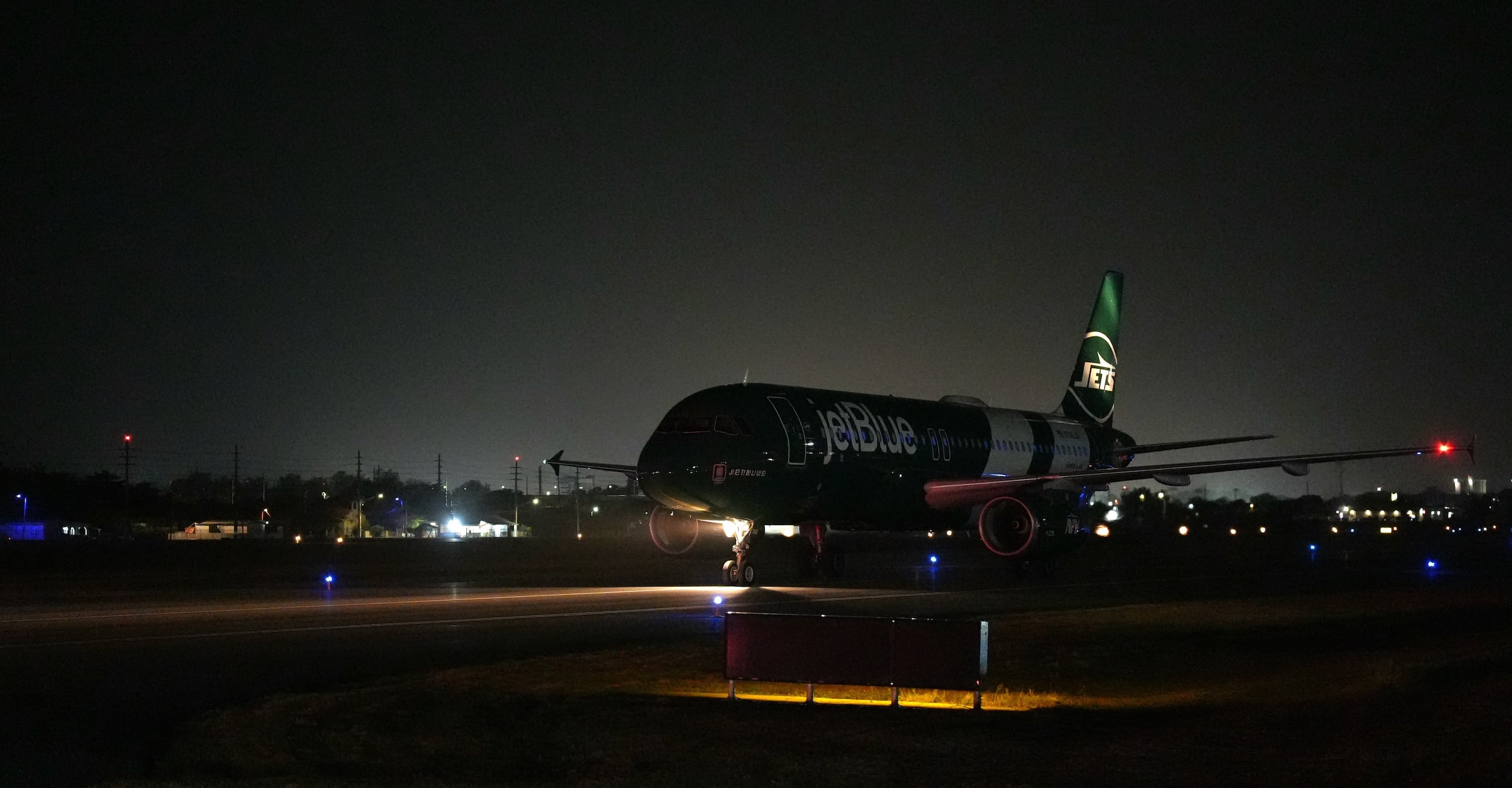 Ponce recibió ayer el vuelo inaugural con música de pleneros y material informativo sobre los atractivos turísticos de la Ciudad Señorial.