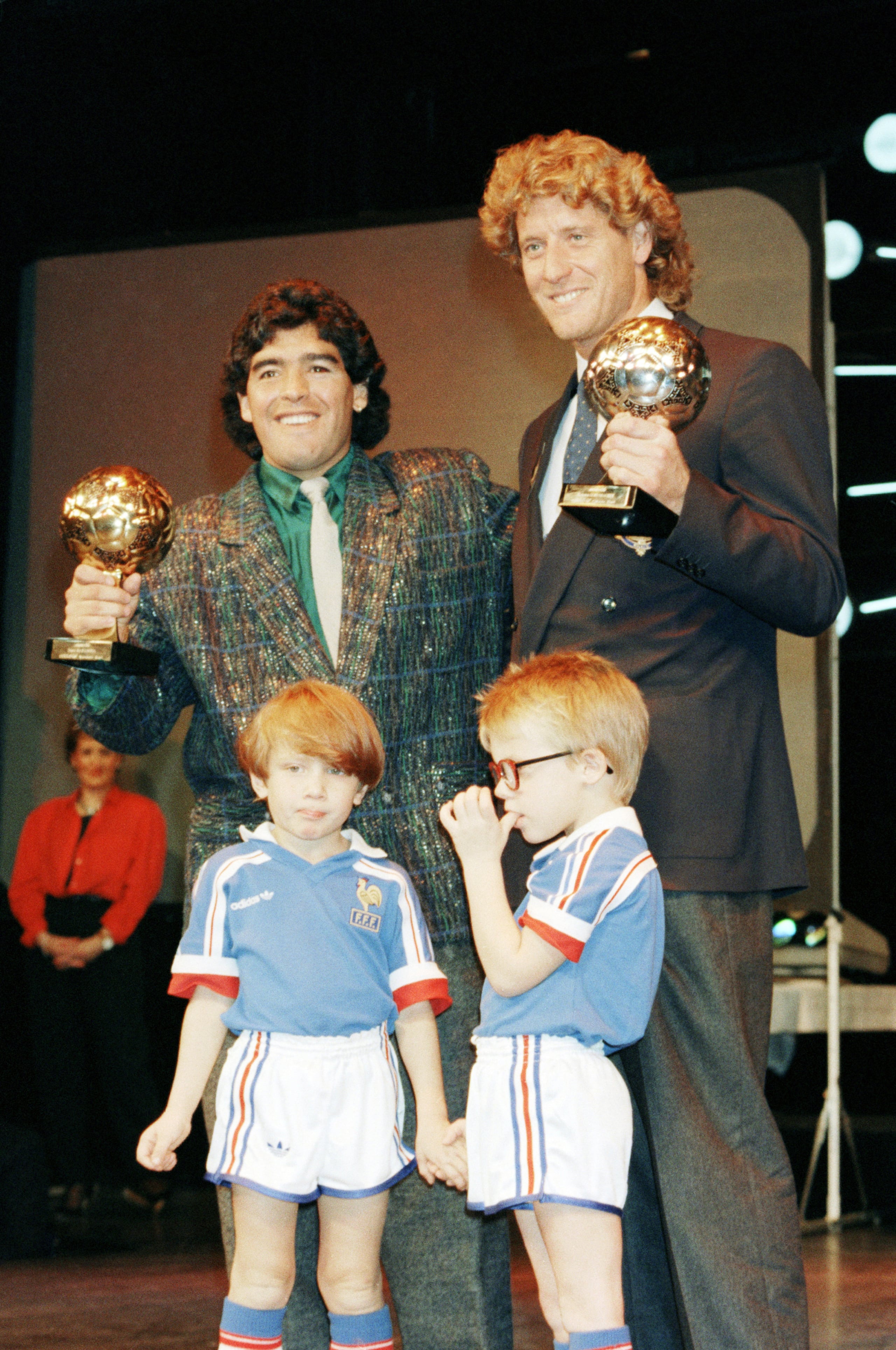 Foto del 13 de noviembre de 1986 en la que la estrella argentina Diego Maradona posa con el portero alemán Harald Schumacher con sus premios tras la Copa Mundial 1986.