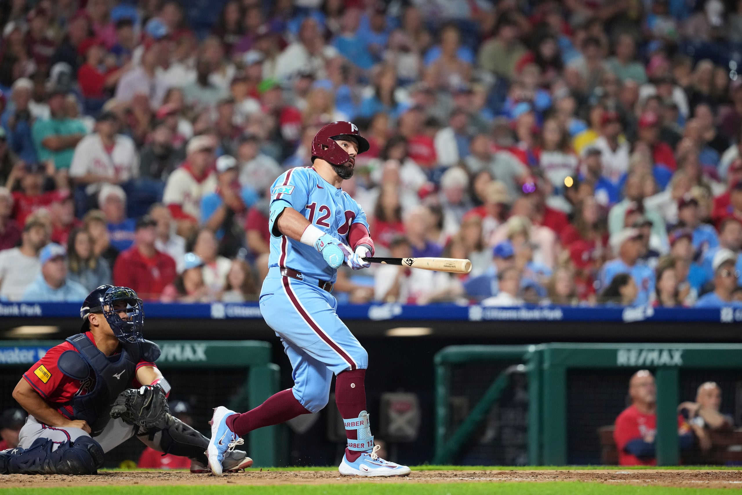Kyle Schwarber, de los Filis de Filadelfia, observa después de conectar un jonrón de dos carreras contra el lanzador de los Braves de Atlanta Austin Cox, durante un partido de la pasada temporada.