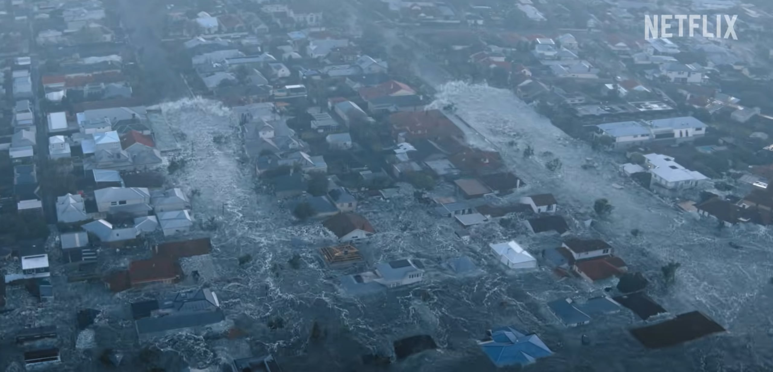 Un huracán categoría 5 que destroza una comunidad del sur de Estados Unidos y la inunda de tiburones hace que 'Thrash', ahora disponible en Netflix, sea "muy relevante" ante el temor al cambio climático, expresan sus protagonistas.