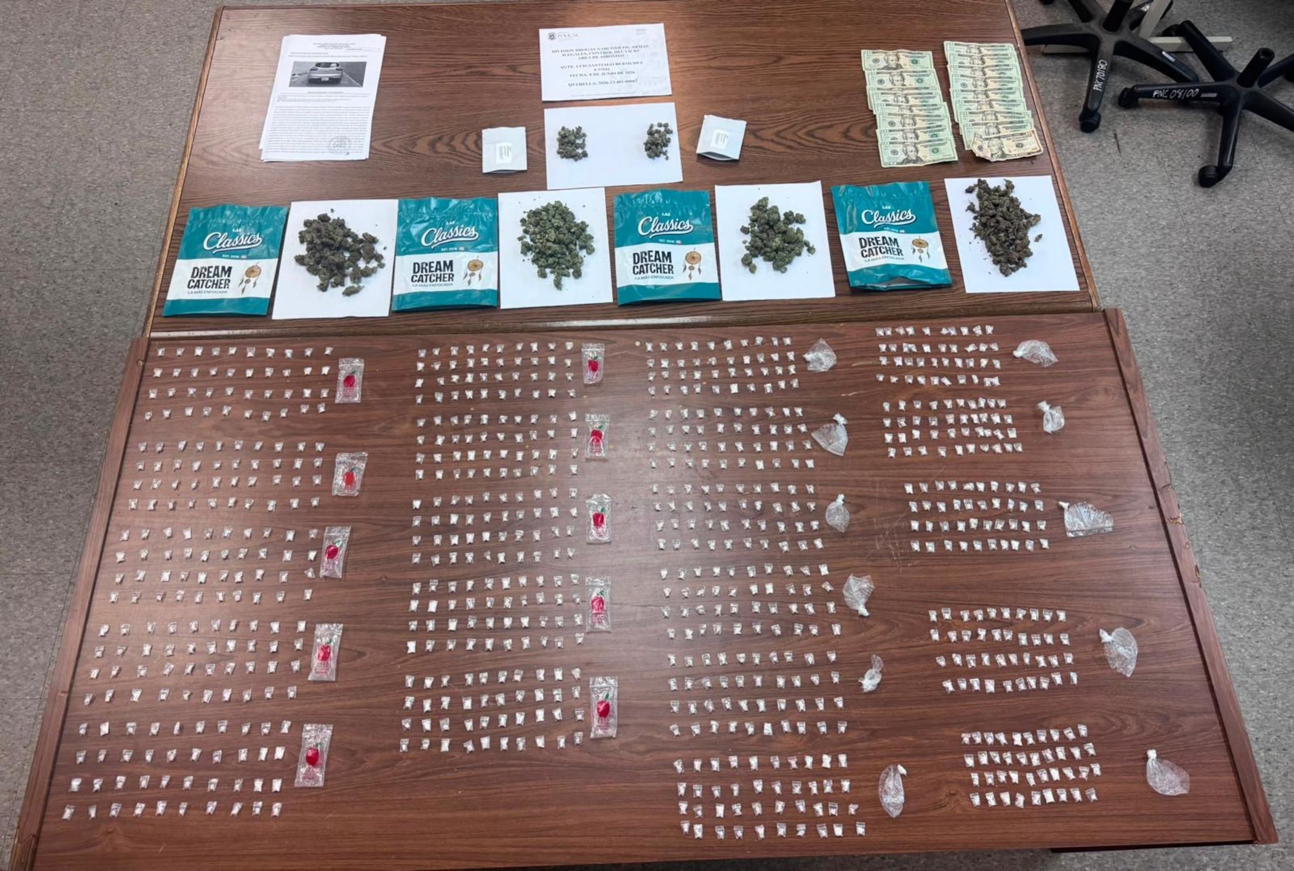 839 bolsitas con fentanilo, seis bolsas con marihuana de unas cinco onzas cada una y $330, ocupados en el allanamiento a un vehículo incautado en Comerío.