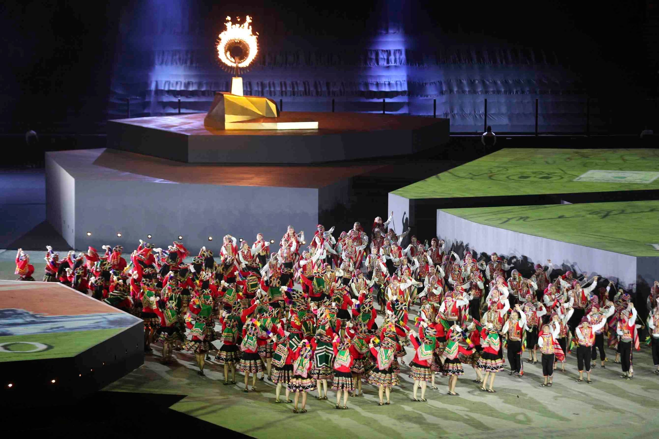 Un grupo de artistas actúa durante la ceremonia de clausura de los Juegos Panamericanos en Lima. (AP / Martín Mejía)