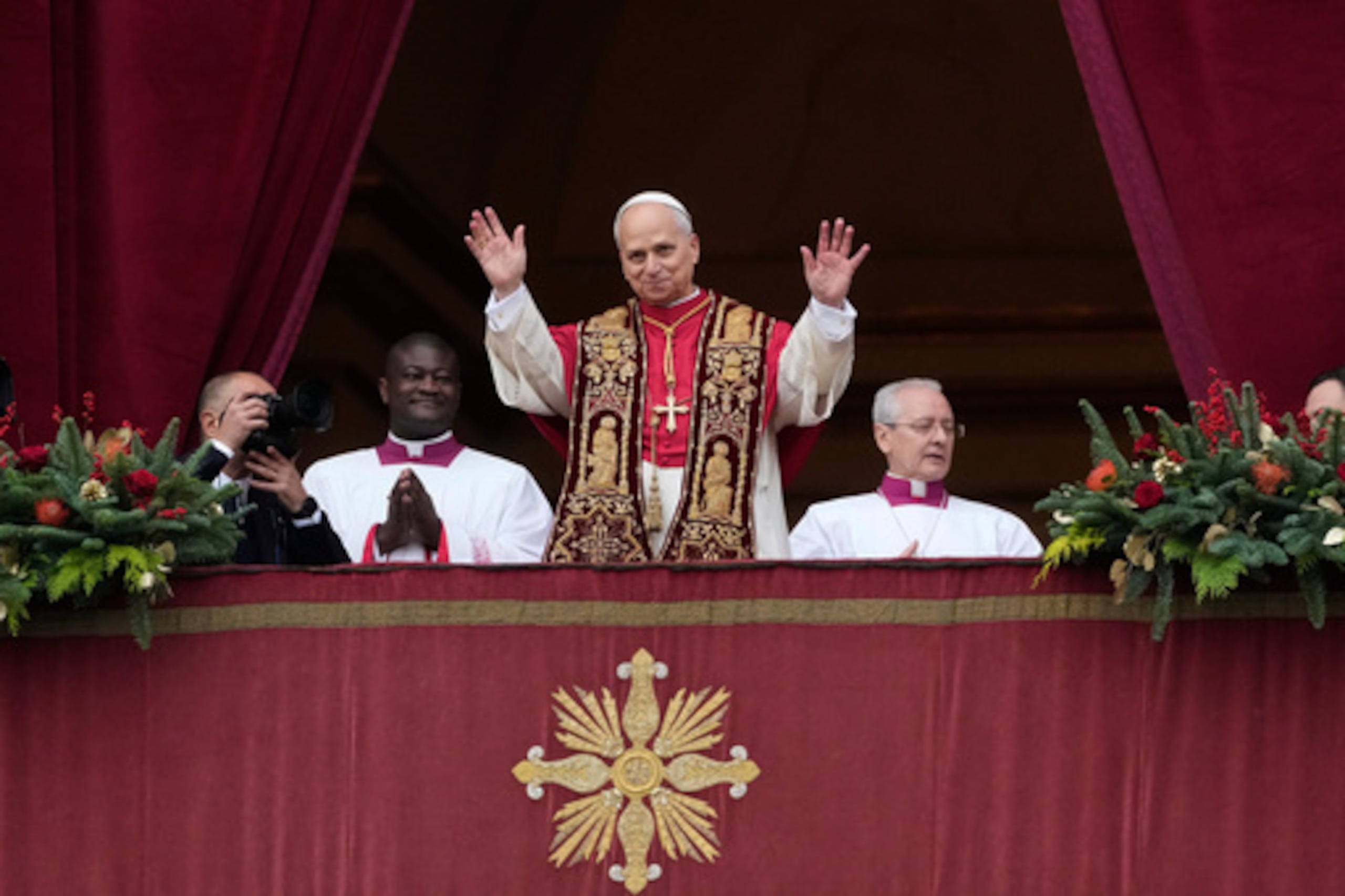 El Papa León XIV saluda después de pronunciar la bendición Urbi et Orbi (en latín "a la ciudad y al mundo") el día de Navidad desde el balcón principal de la Basílica de San Pedro en el Vaticano, el jueves 25 de diciembre de 2025. (AP Photo/Gregorio Borgia)