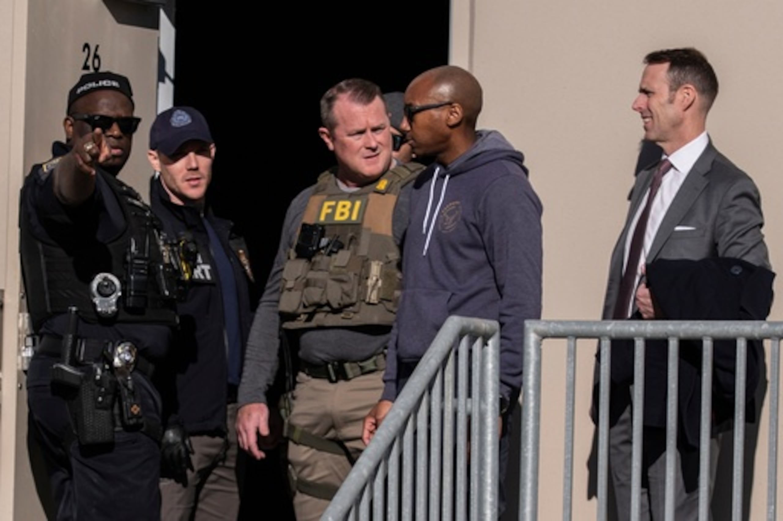 Agentes del FBI en el Centro de Operaciones Electorales del condado de Fulton, el miércoles 28 de enero de 2026, en Union City, Georgia, cerca de Atlanta. (AP Photo/Mike Stewart)