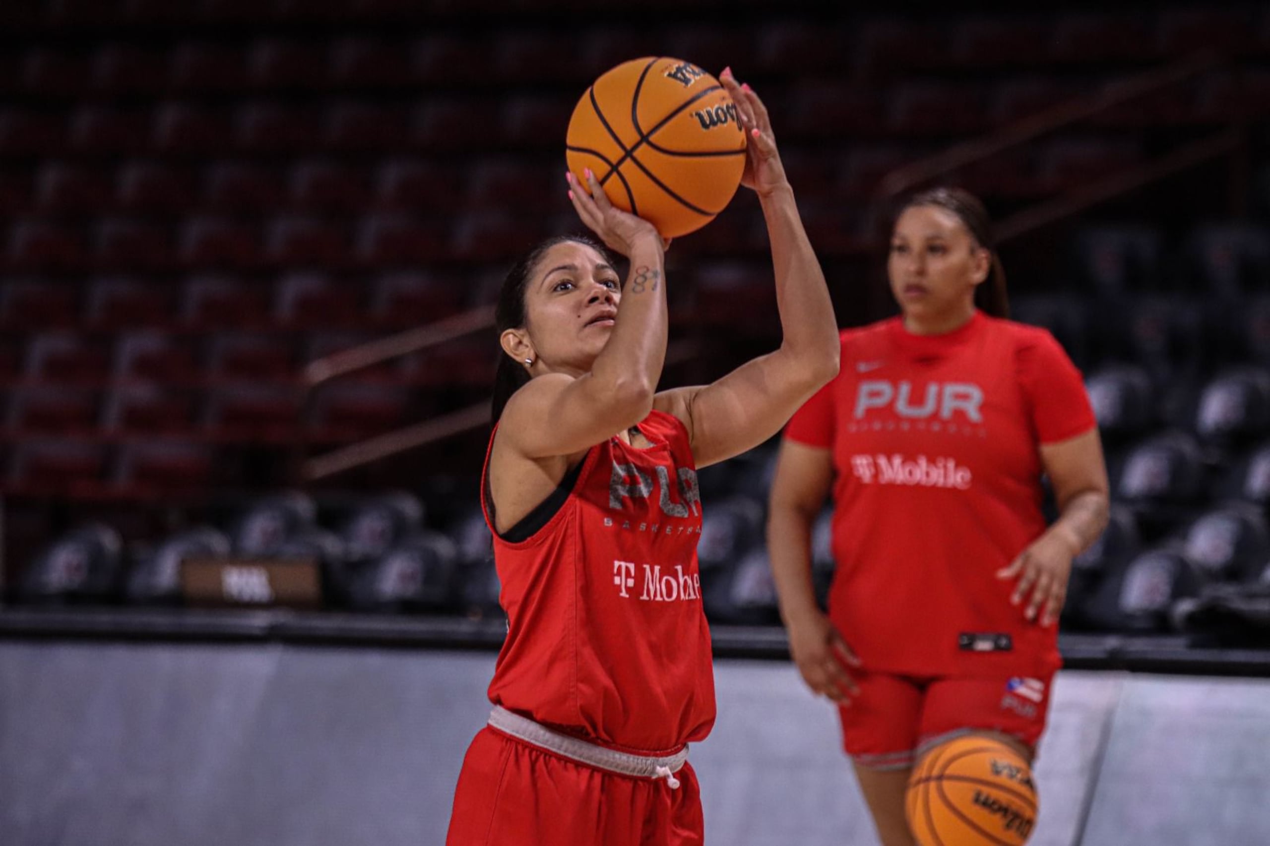 La veterana armador Pamela Rosado se prepara para lanzar al canasto en una práctica antes del juego contra Las Vegas Aces.