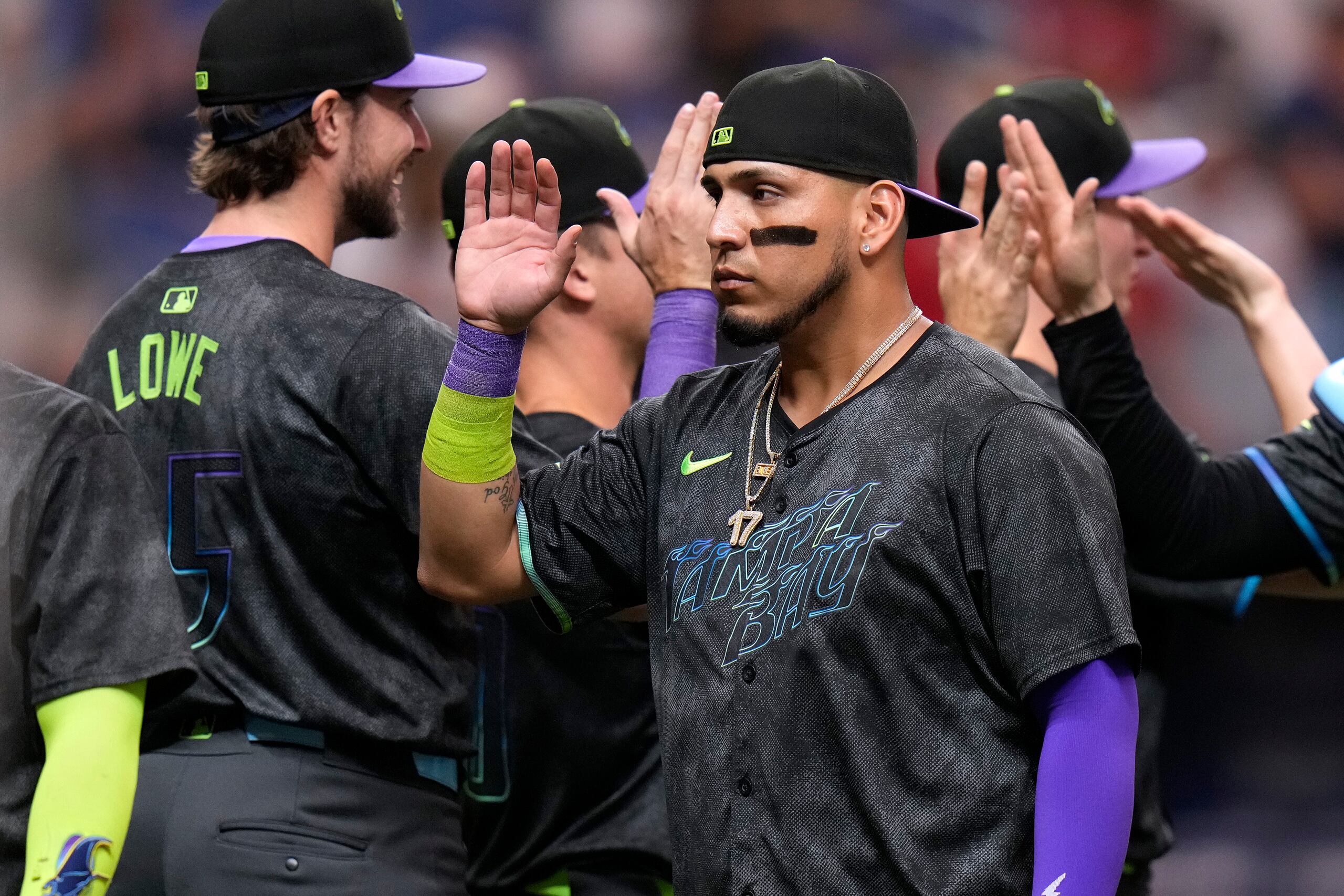 El mexicano de los Rays de Tampa Bay, Isaac Paredes celebra junto a sus compañeros, incluyendo Josh Lowe (15) luego de que el equipo venciera a los Reds de Cincinnati, el sábado 27 de julio de 2024, en San Petersburgo, Florida.