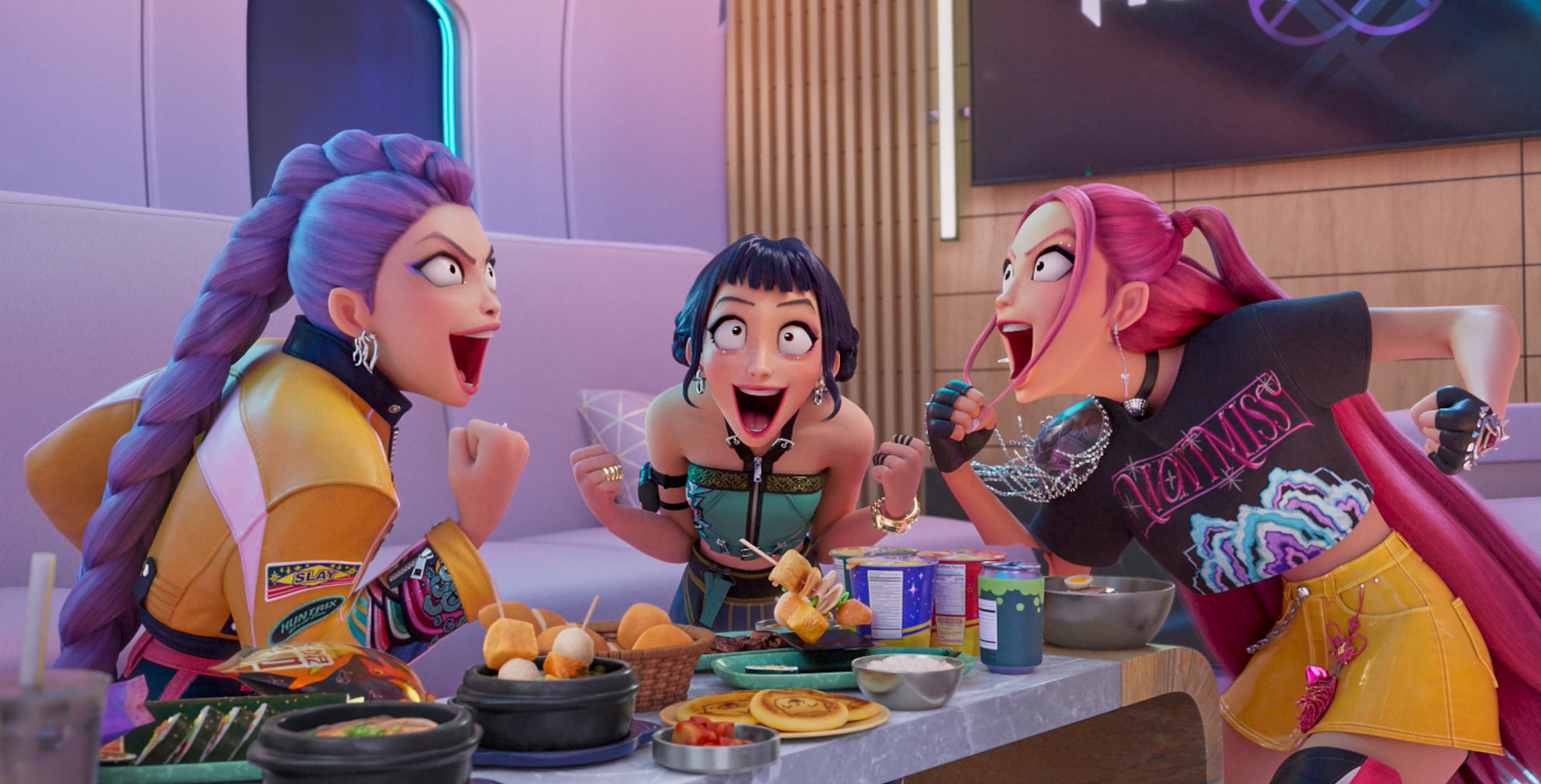 Esta imagen publicada por Netflix muestra a los personajes, de izquierda a derecha, Rumi, Zoey y Mira en una escena de "KPop Demon Hunters". (Netflix via AP)