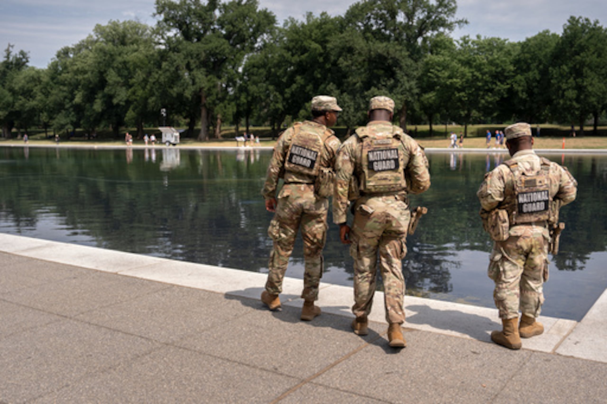 Miembros de la Guardia Nacional contemplan el estanque reflectante del Monumento a Lincoln, el lunes 22 de junio de 2026, en Washington. (Foto AP/Mark Schiefelbein)