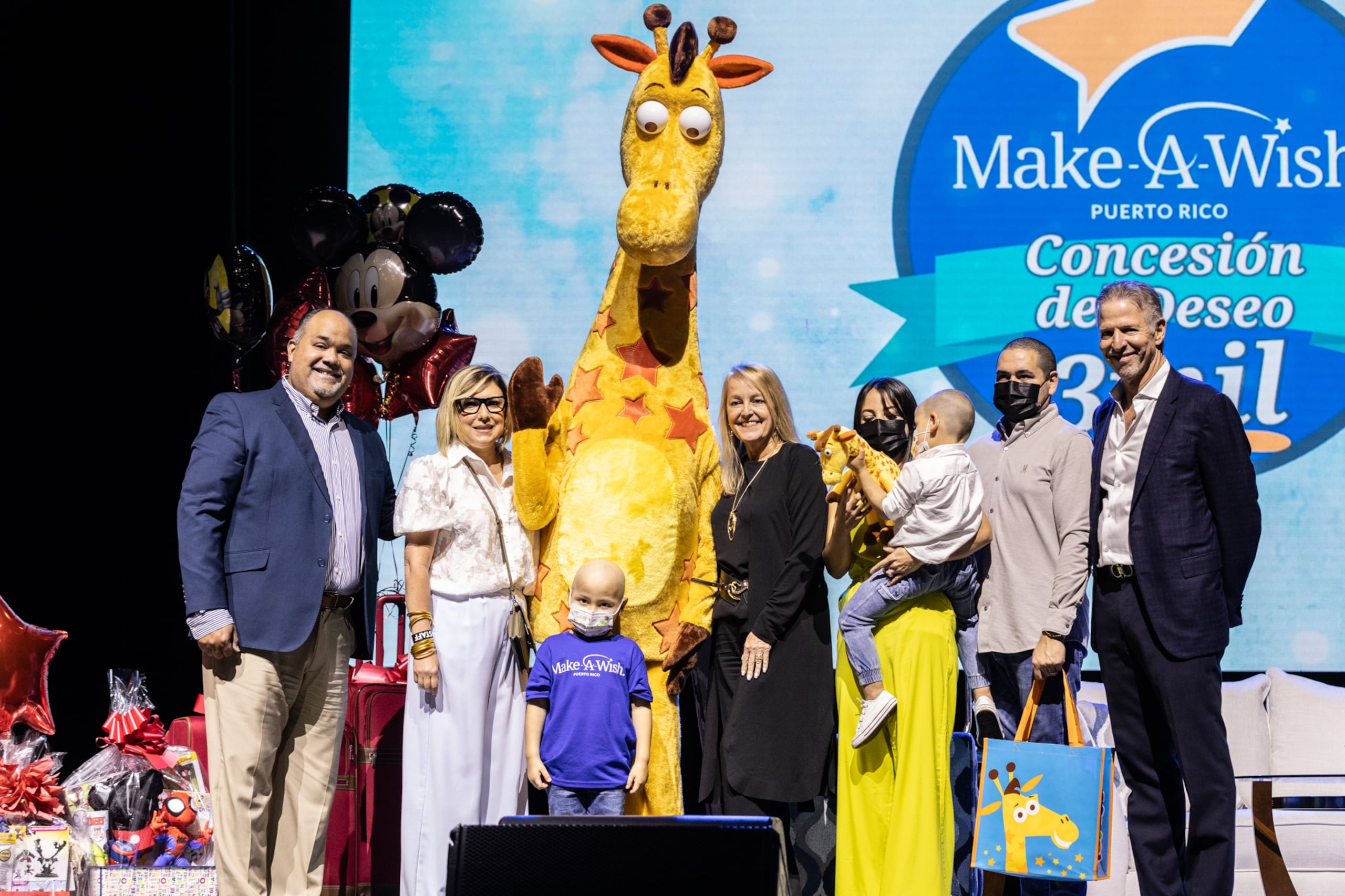 La familia viajará por la aerolínea JetBlue, con maletas y vestimenta cortesía de Macy’s, mientras que el transporte terrestre estará a cargo de First Class Destination Solutions.