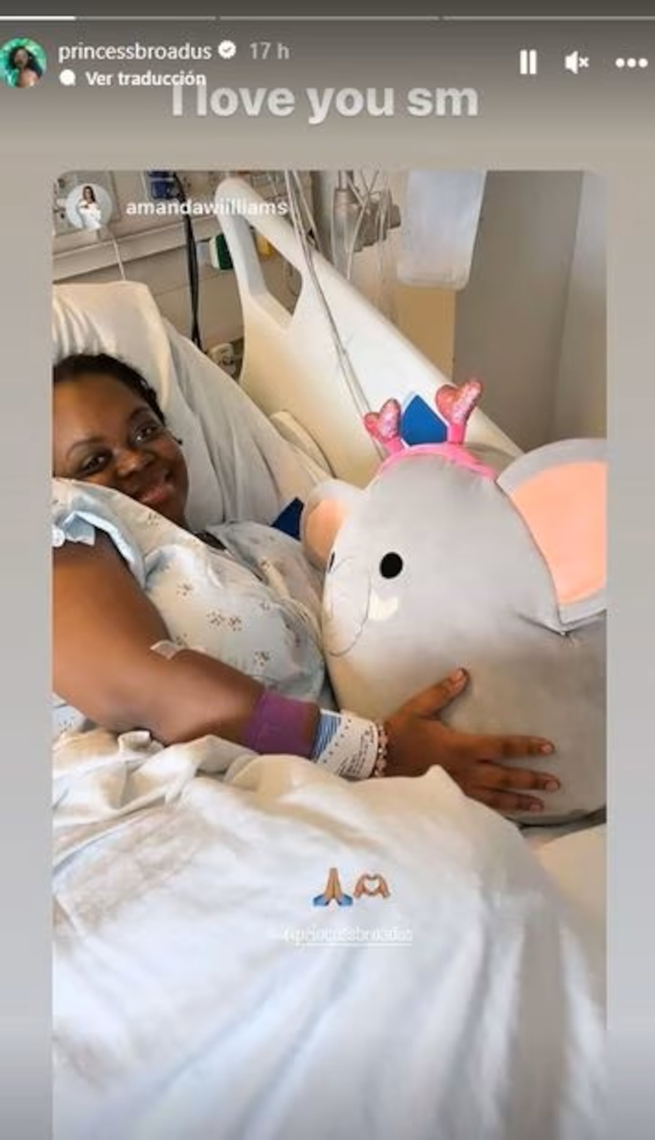 Fotos revelan que ha recibido visitas y tiernos regalos.