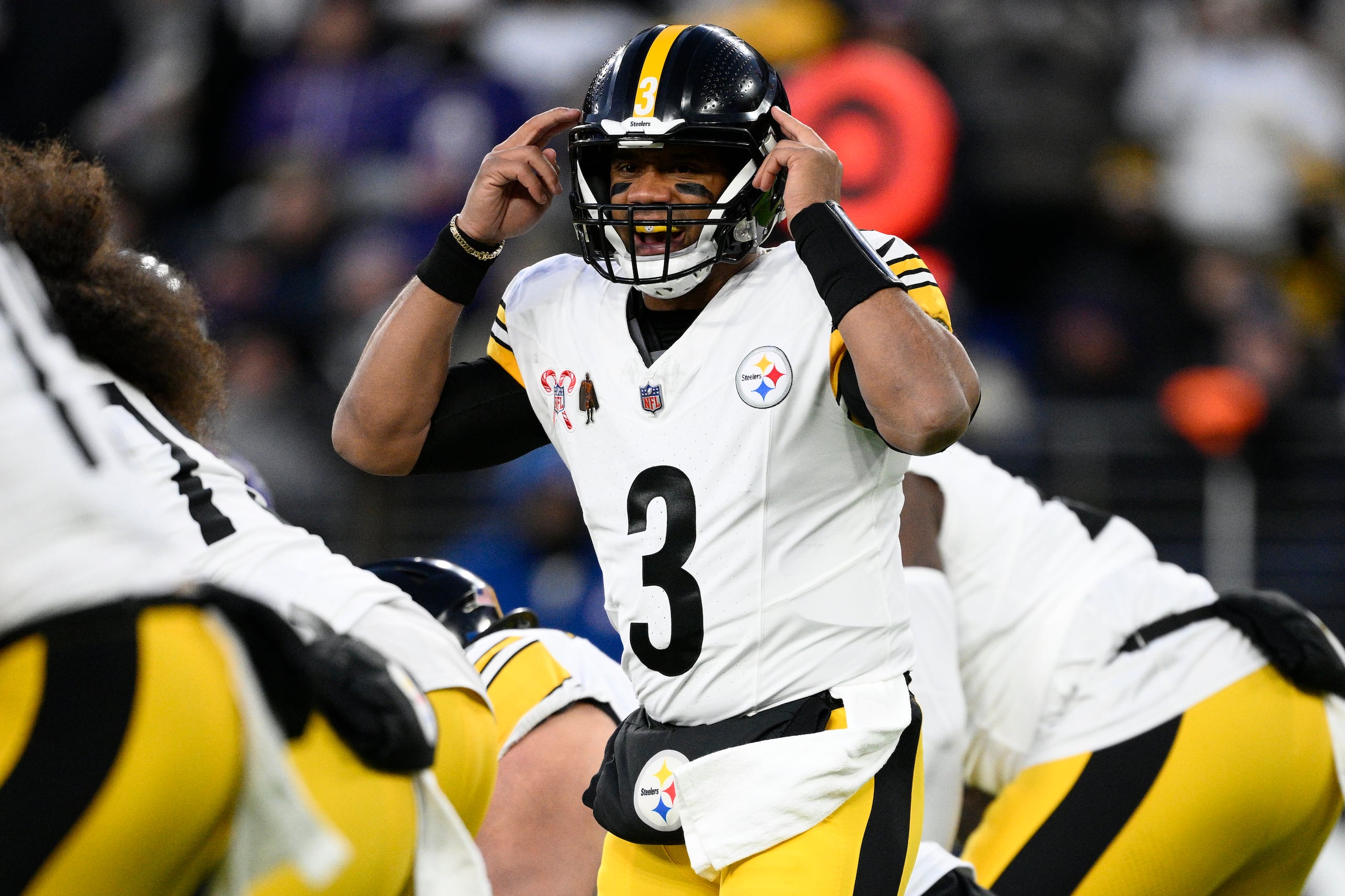 Russell Wilson (3) y los Steelers de Pittsburgh serán parte del primer partido llevado al aire vía streaming por Netflix hoy miércoles.