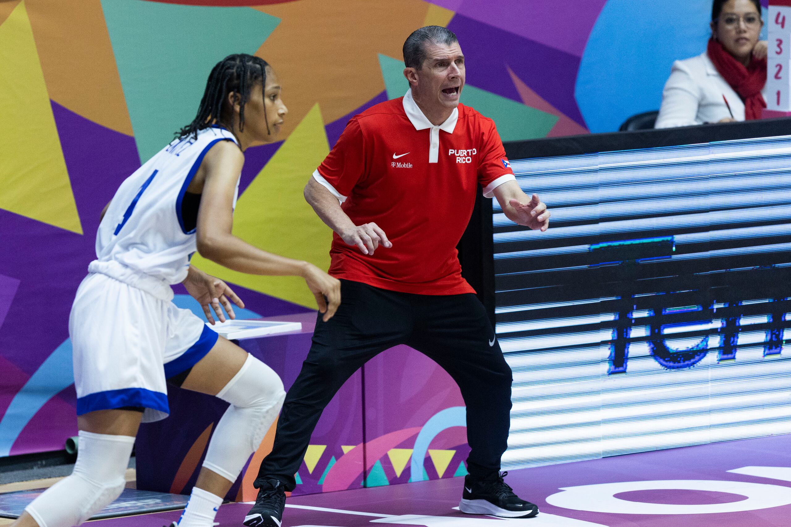 El entrenador de Puerto Rico, Jerry Batista, imparte instrucciones en una situación activa del partido.