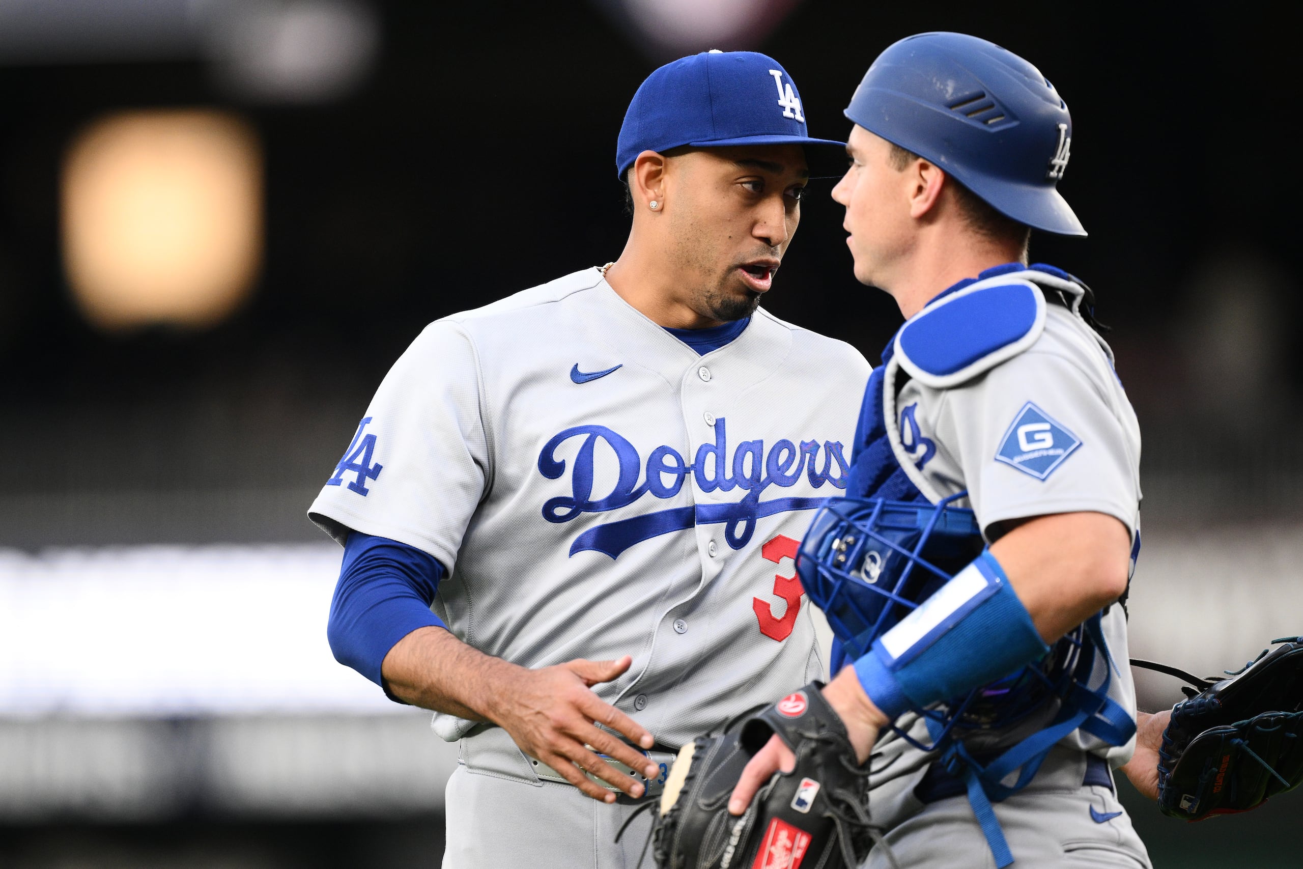 El taponero boricua Edwin "Sugar" Díaz (3) celebra con el catcher Will Smith (16).