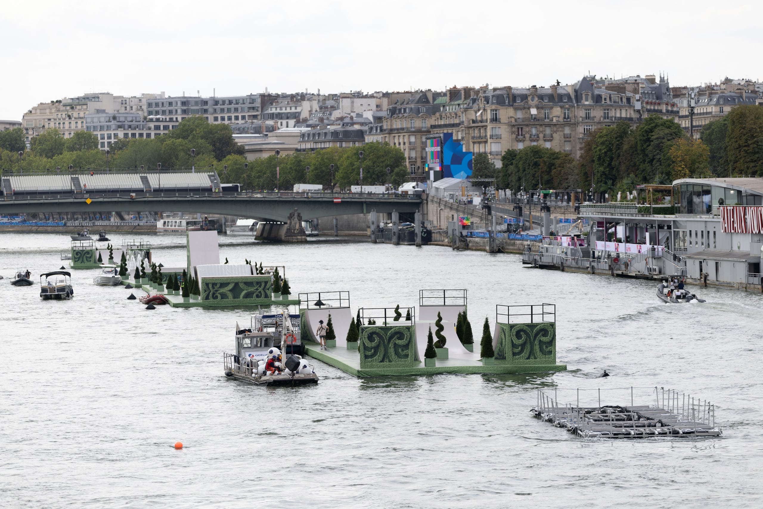 Unas barcazas-tarimas están colocadas al centro del Río Sena frente al área donde ubica la torre Eiffel, lo que será el principal punto en el que serán presentadas las delegaciones en la inaguración hoy de los Juegos Olímpicos.