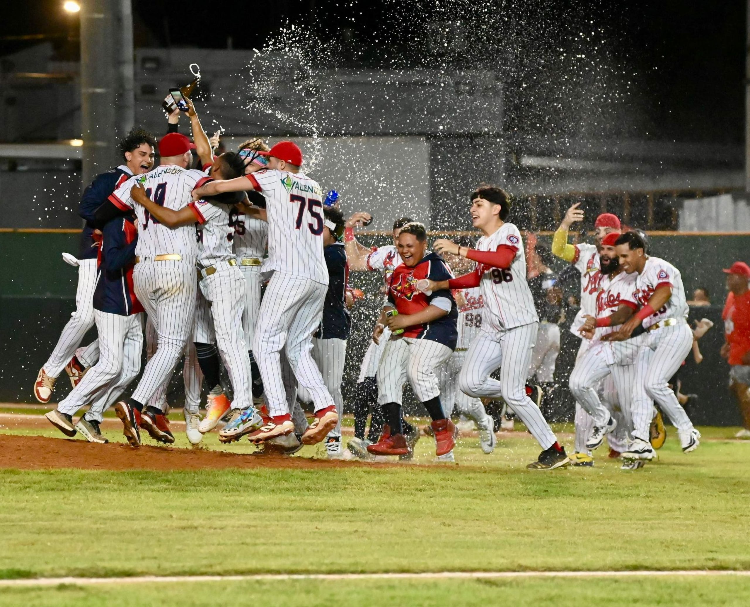 Los Mulos celebrando su campeonato en el 2025.