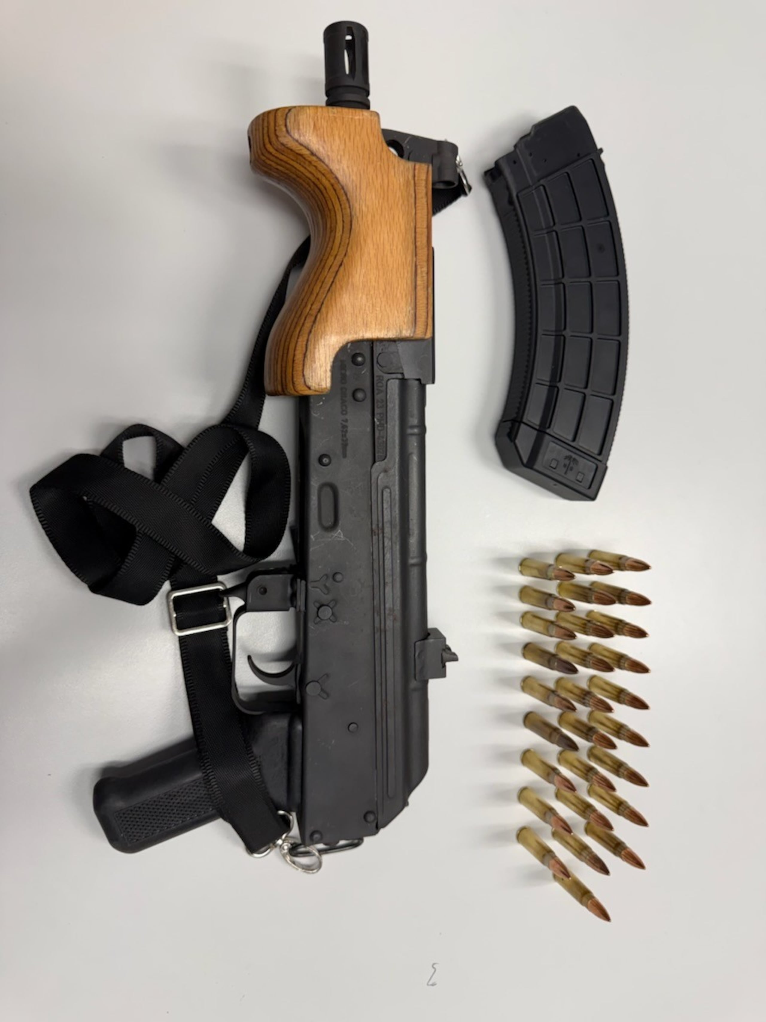 Esta arma ilegal, con un cargador y balas fueron ocupadas a un hombre que se encontraba estacionado en un complejo deportivo en barceloneta.
