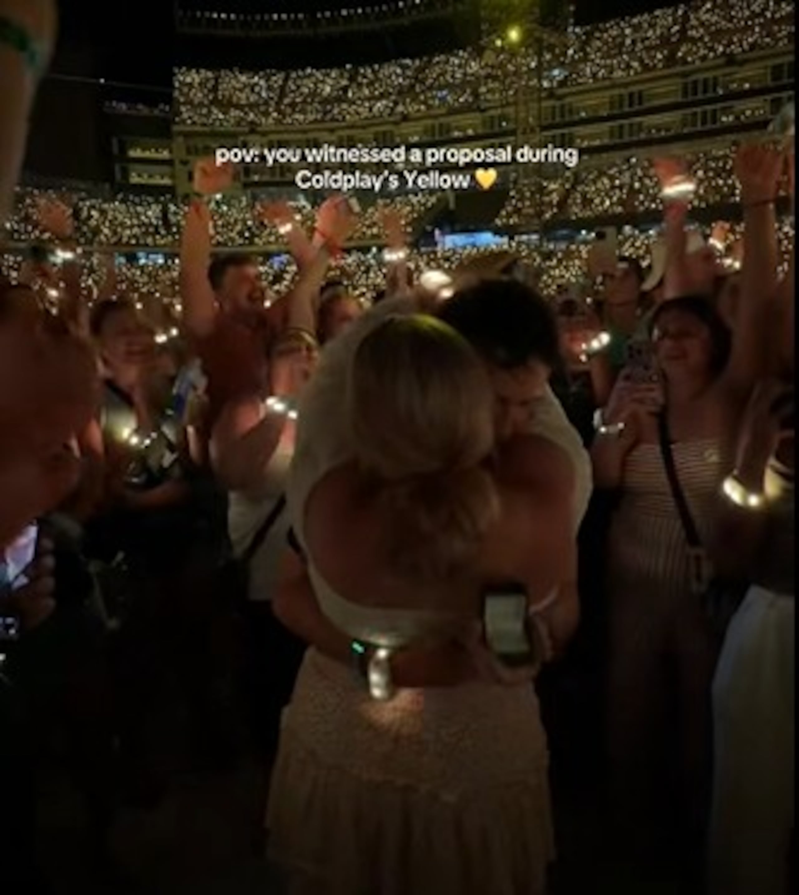 “Atrapé el momento más mágico durante "Yellow" en el concierto de Coldplay, ¡alguien se propuso justo en frente de nosotros!”, escribió la usuaria.