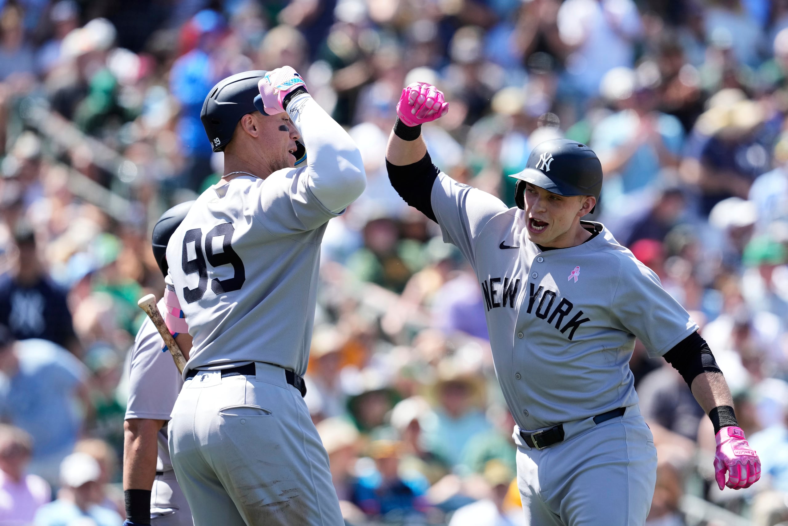 Ben Rice, derecha, de los Yankees de Nueva York, celebra con Aaron Judge después de batear un grand slam durante la quinta entrada.