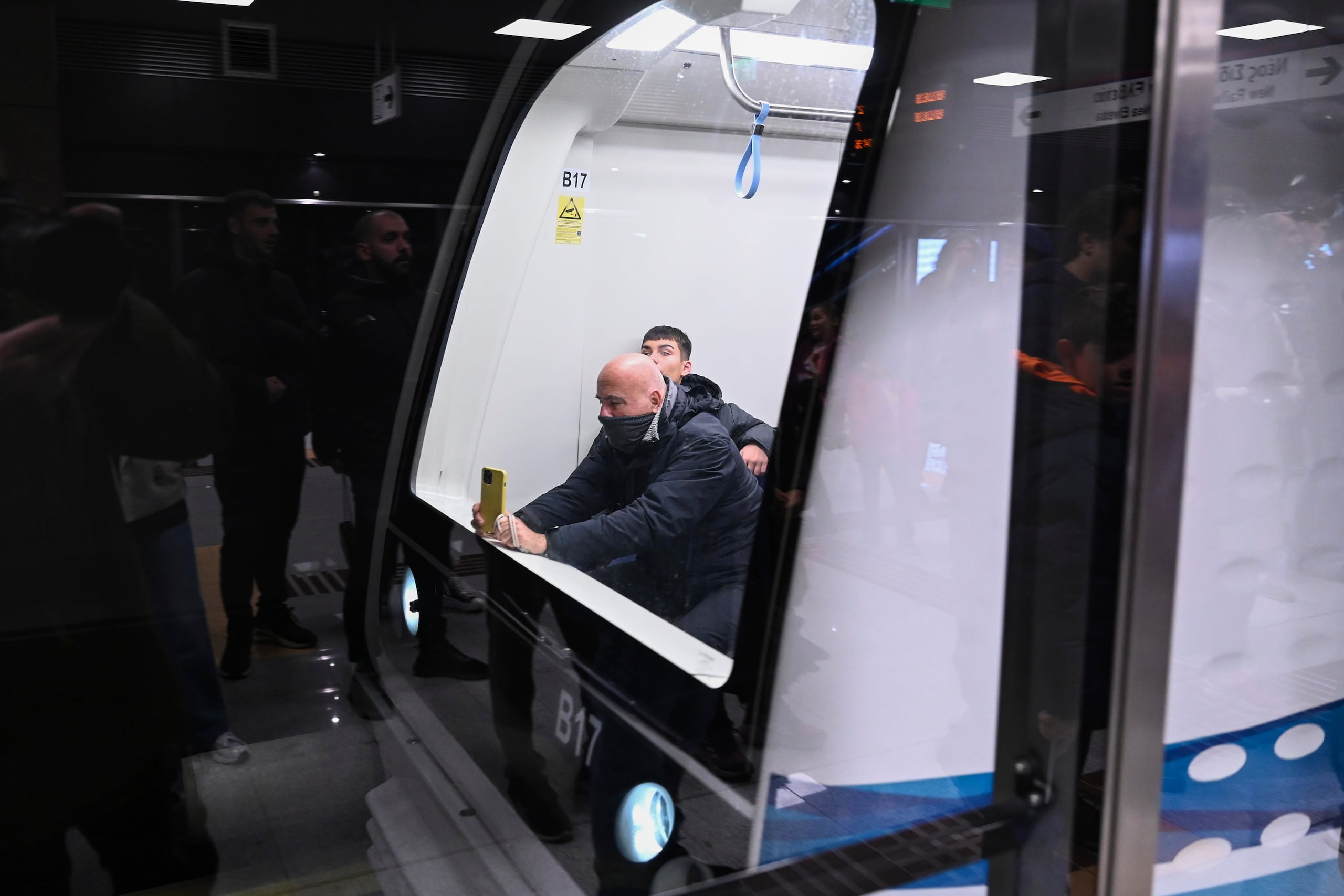 La única línea de metro de 13 estaciones estaba abarrotada de pasajeros ansiosos por experimentar el nuevo sistema de transporte de la ciudad.