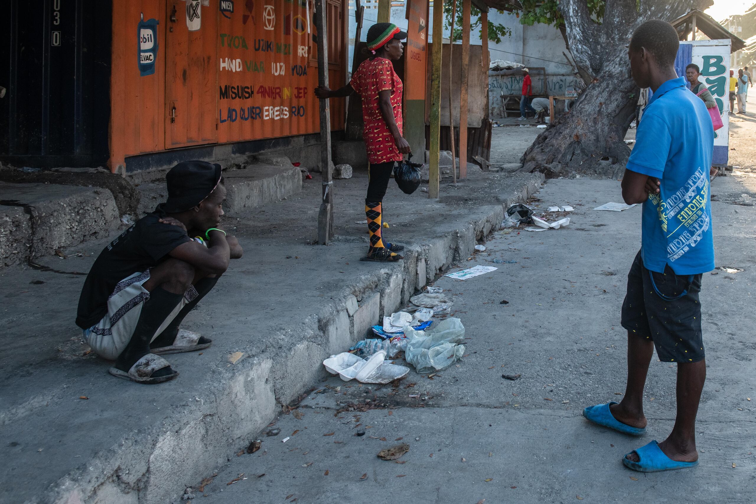 Personas esperan cerca a la Penitenciaría Nacional este domingo, en Puerto Príncipe (Haití). EFE/ Johnson Sabin