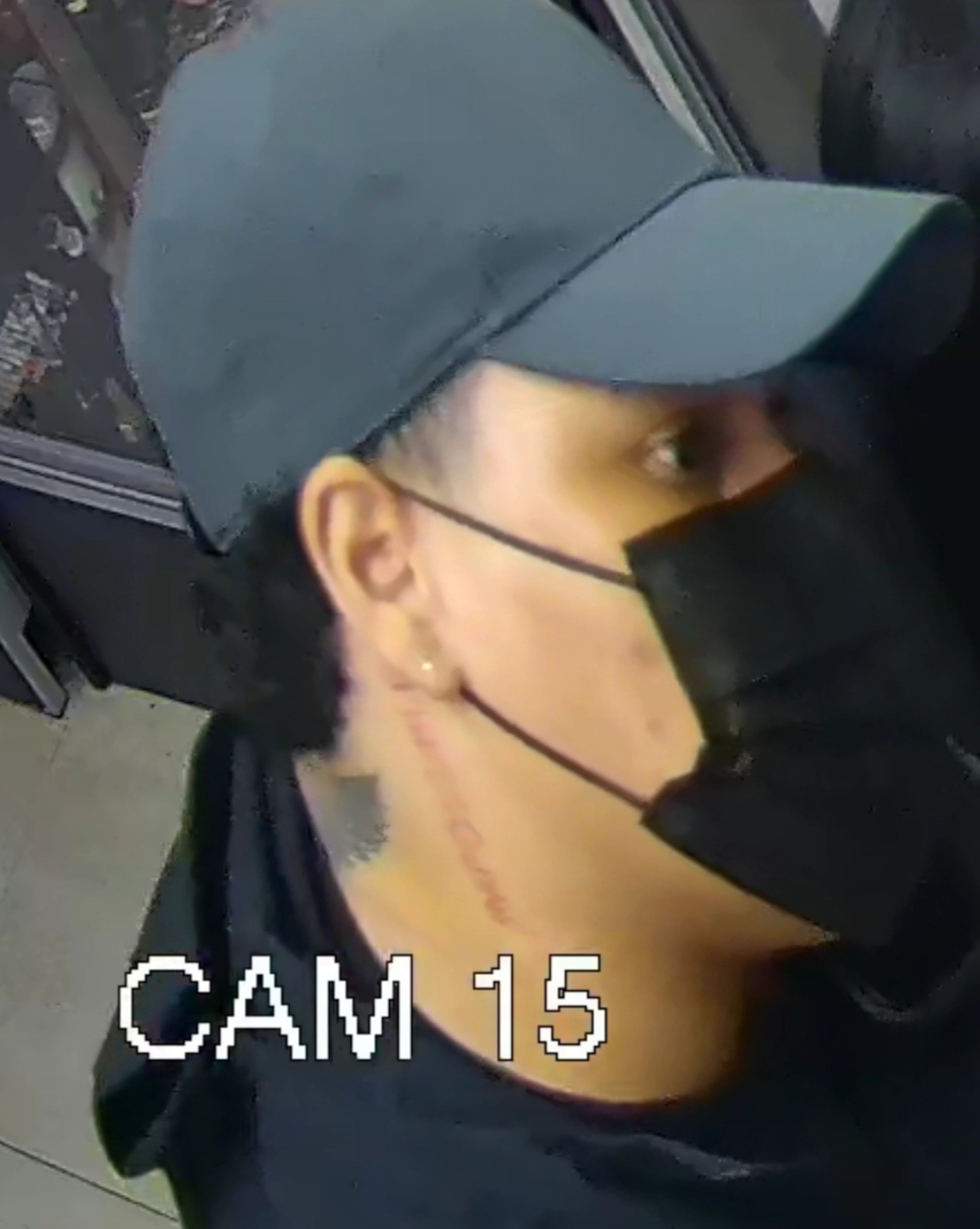 Este es el rostro de uno de los presuntos sospechosos de cometer un asalto el 15 de mayo en la gasolinera Sunoco, ubicada en la calle Quisqueya, en Hato Rey.