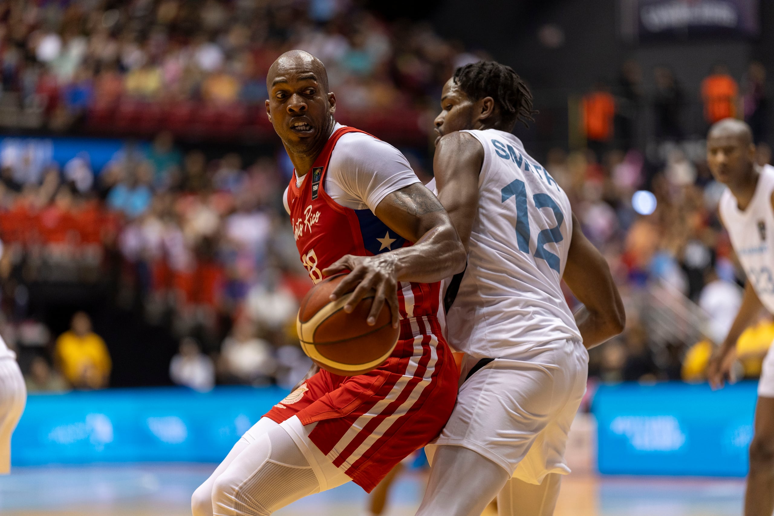 Ysmael Romero maneja el balón en el partido entre Puerto Rico y Bahamas en la ventaja clasificatoria al AmeriCup 2025 en el Coliseo Roberto Clemente.