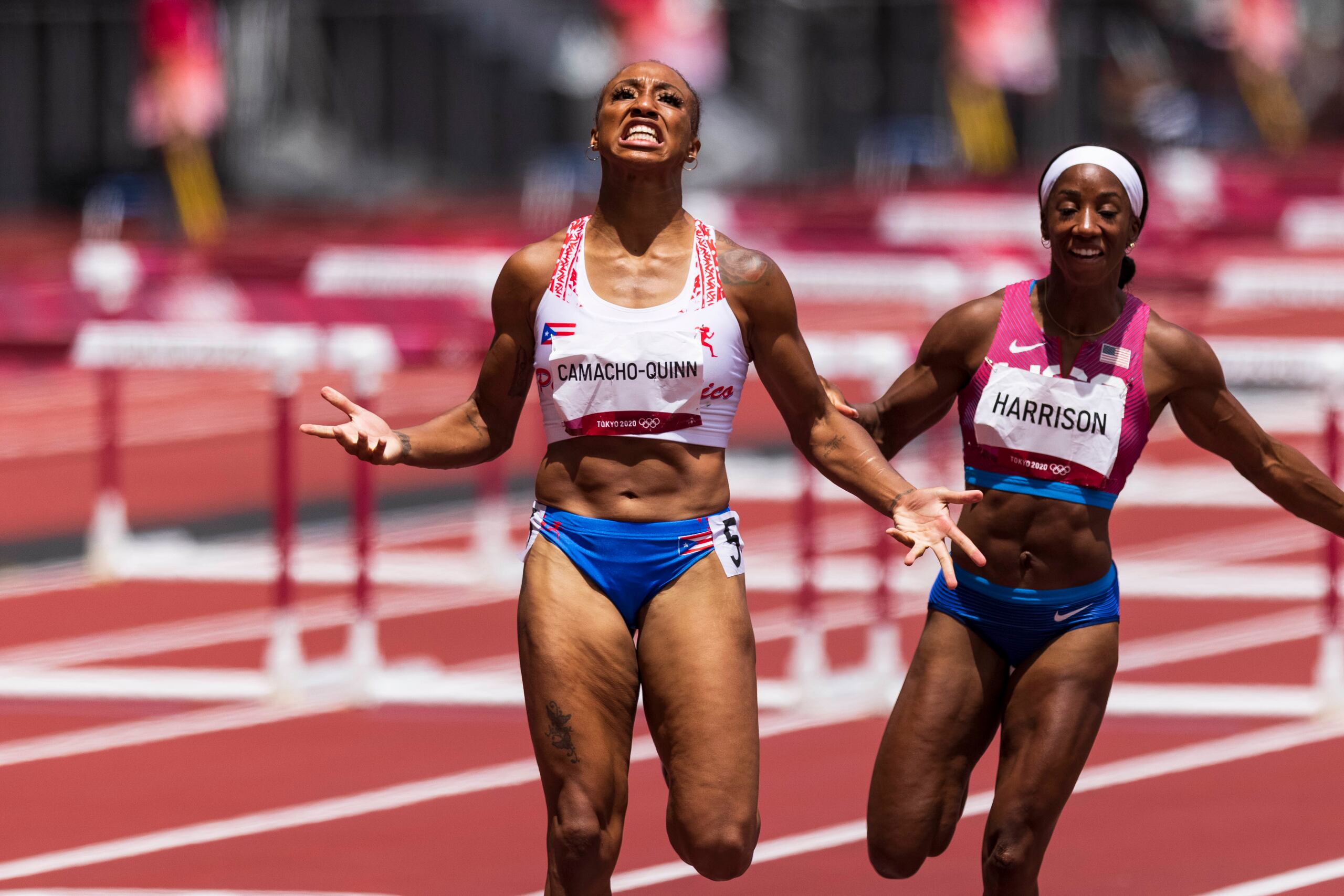 La rival a vencer en la final de los 100 metros con vallas de Budapest 2023 es Kendra Harrison -derecha-, quien fue la corredora a la que Camacho Quinn venció en la final de las Olimpiadas Tokio 2020 en el verano del 2021.