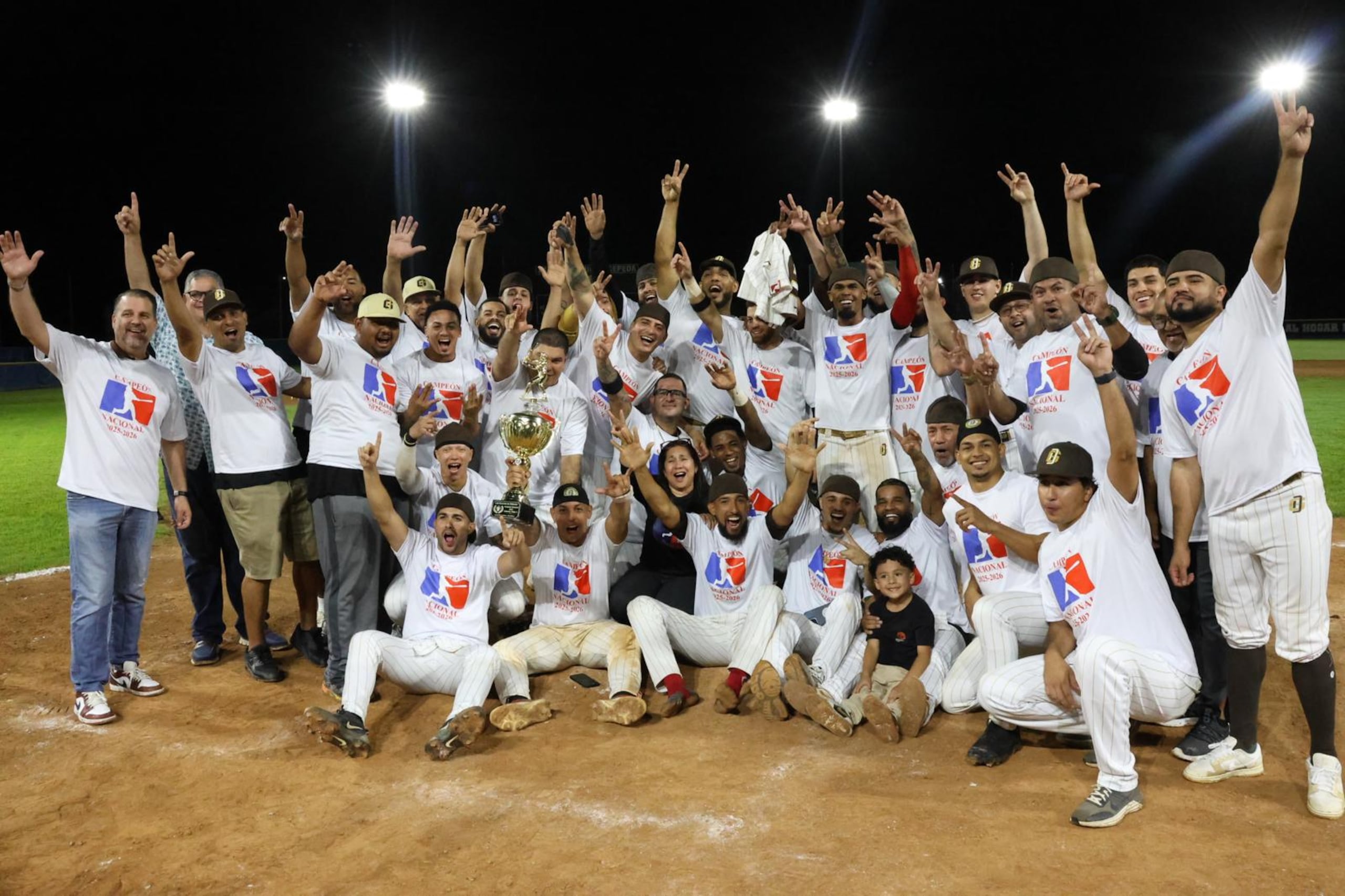 Los Guapos de Dorado celebran su campeonato de la Coliceba.