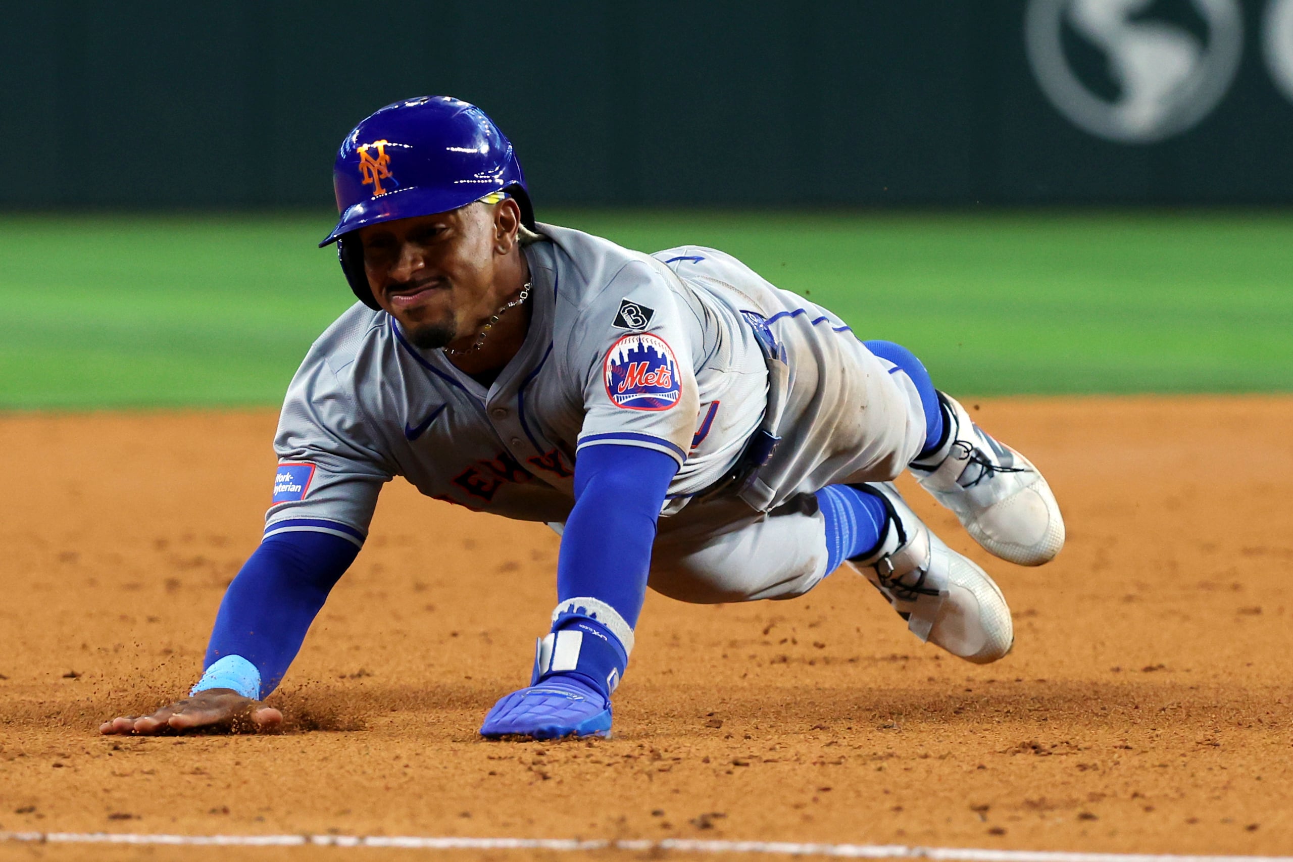 Francisco Lindor se desliza a tercera base.