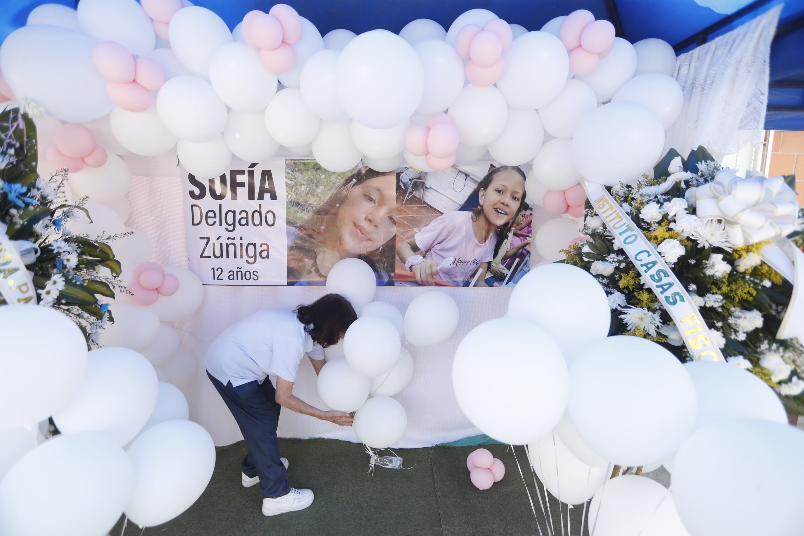 Una mujer asiste a una reunión en la casa en dónde vivía Sofía Delgado niña de 12 años asesinada, este viernes en Candelaria, en Colombia. (EFE/Ernesto Guzmán)