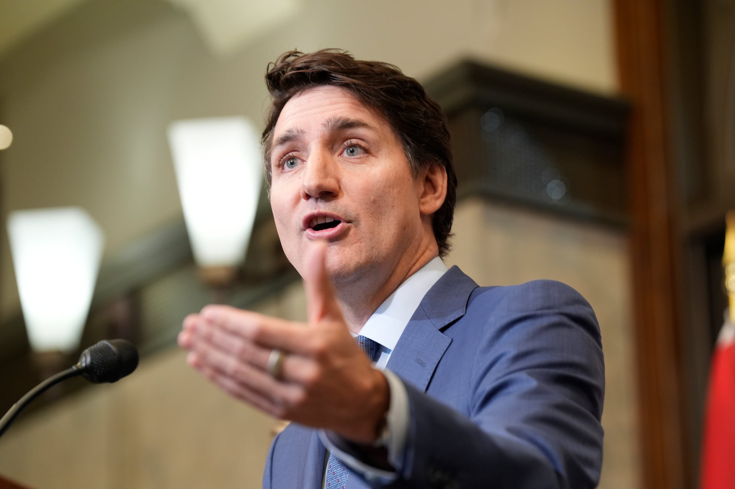 El primer ministro canadiense Justin Trudeau sostiene una conferencia de prensa sobre los aranceles impuestos por Estados Unidos, en Ottawa, el martes 4 de marzo de 2025. (Adrian Wyld /The Canadian Press vía AP)