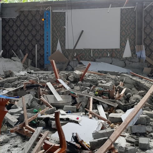 FOTOS: Terremoto de 7.4 deja destrucción y edificios colapsados en Indonesia
