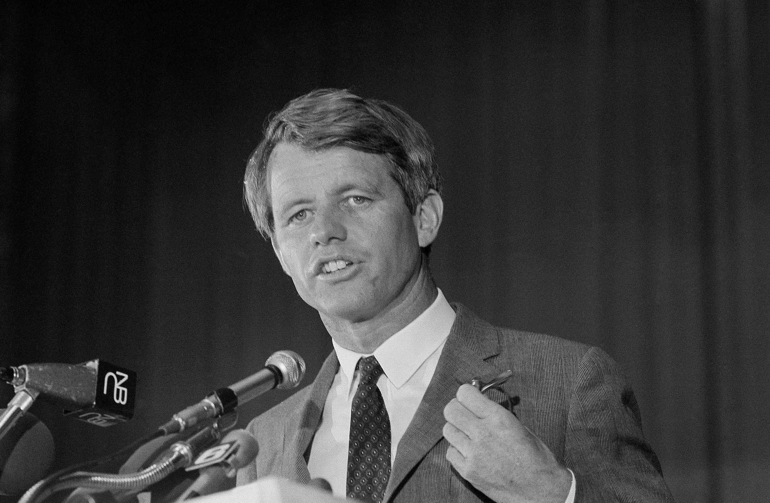 Los demócratas no veían una situación similar desde 1968, cuando Robert Kennedy fue asesinado mientras aspiraba a la nominación demócrata, y el entonces presidente Lyndon B. Johnson desistió de la candidatura tras sufrir un infarto.