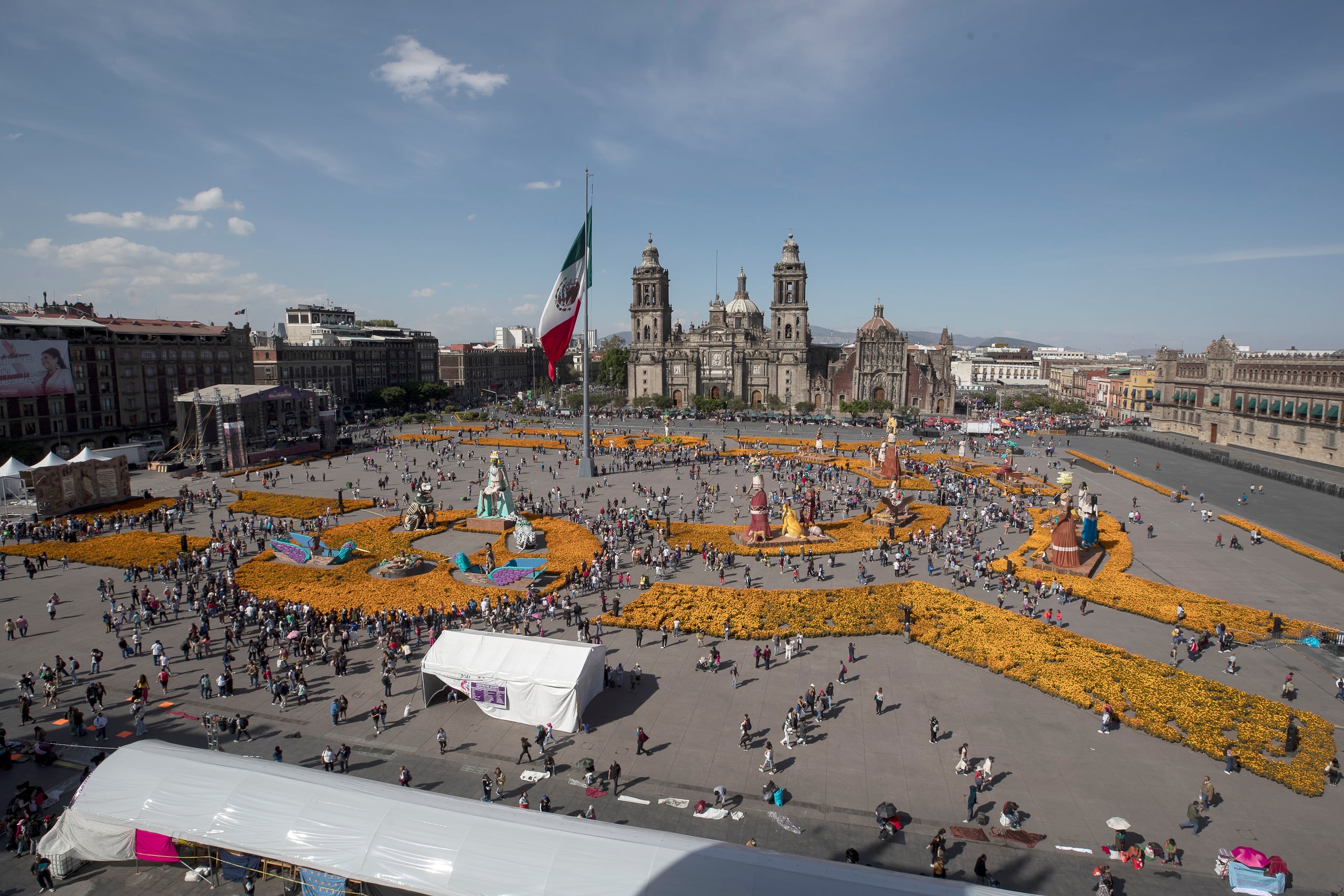 Fotografía general de la ofrenda monumental con motivo del Día de Muertos este viernes, en el Zócalo de Ciudad de México (México). EFE/Isaac Esquivel