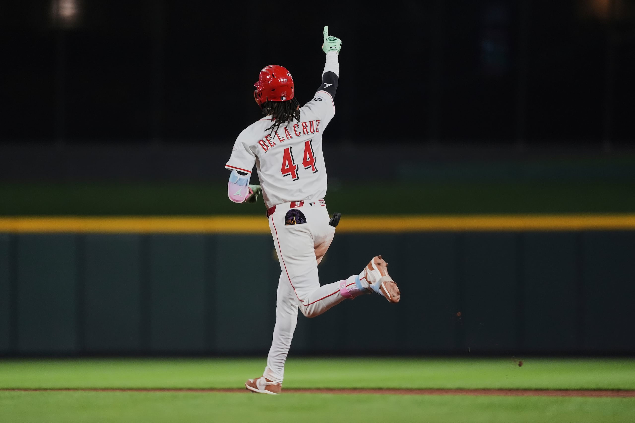 Elly De La Cruz, de los Rojos de Cincinnati, celebra después de batear un jonrón solitario durante la octava entrada del juego de béisbol de Grandes Ligas frente a los Yankees de Nueva York, el lunes 23 de junio de 2025, en Cincinnati. (AP Foto/Joshua A. Bickel)